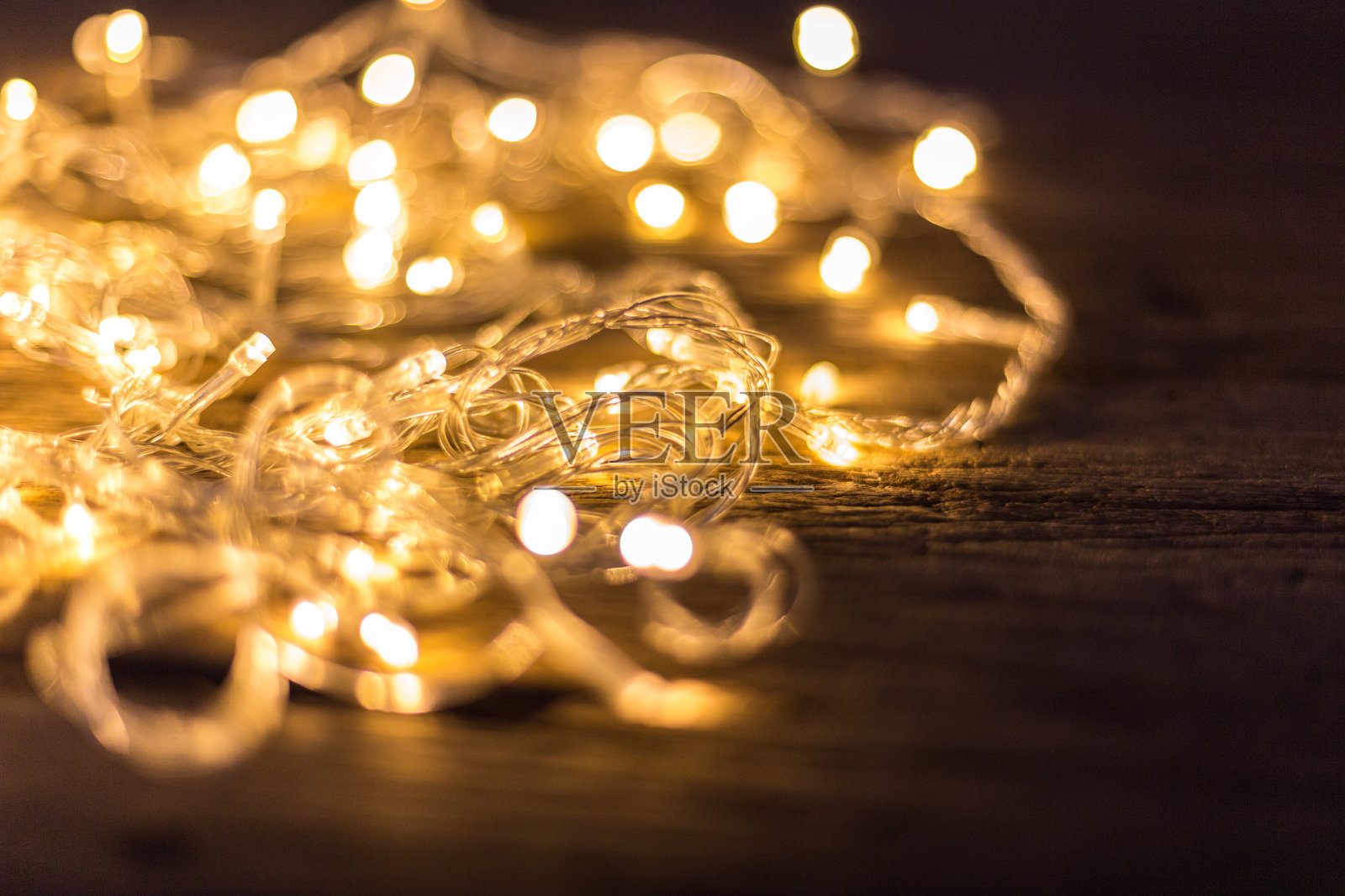 木地板背景上美丽的LED暖灯的特写照片摄影图片