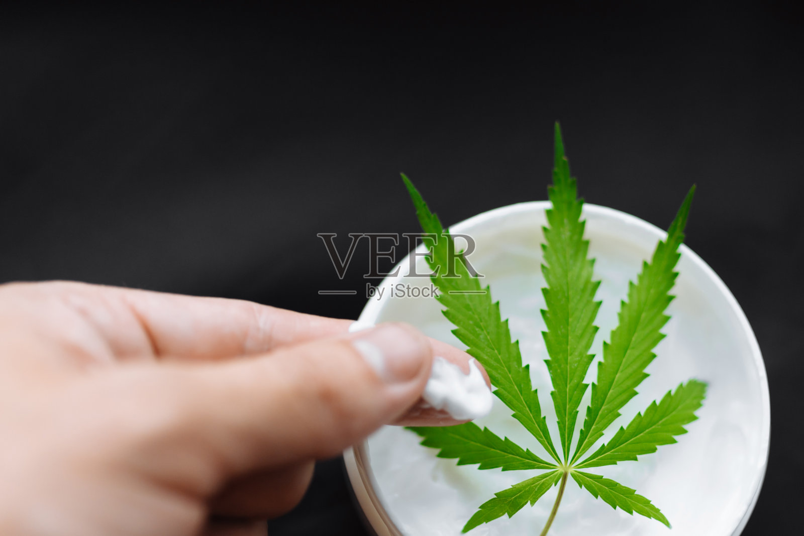 宏观近距离的手药膏的生物和生态大麻植物草药CBD油从罐子照片摄影图片