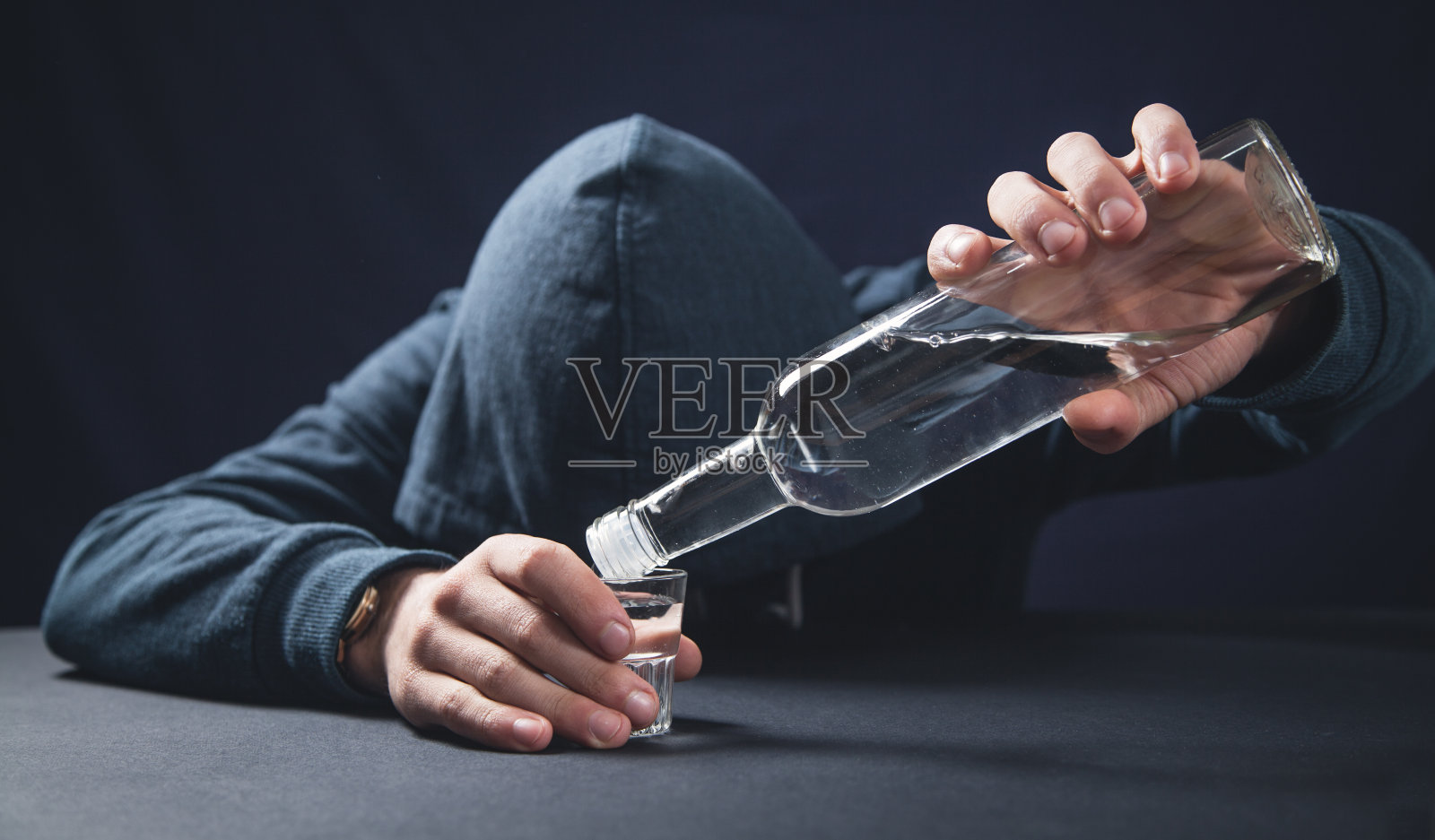 喝伏特加的白人酒鬼照片摄影图片