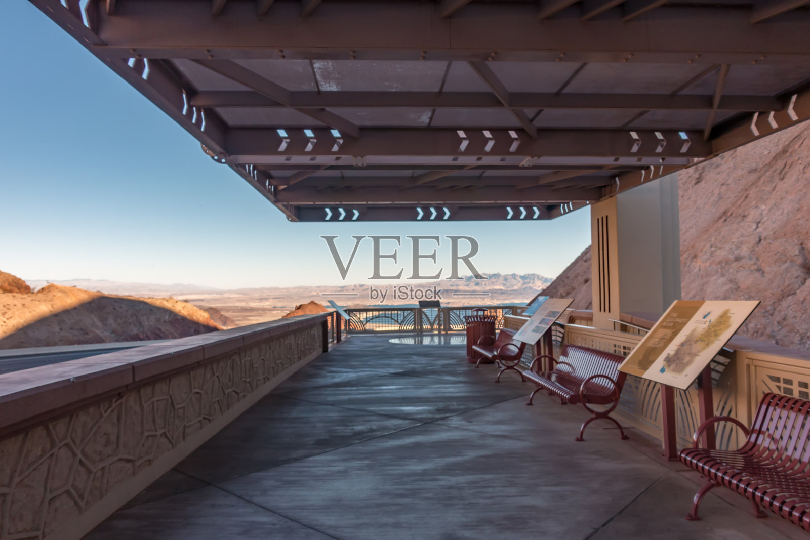 在阳光明媚的日子里可以看到米德湖的景色照片摄影图片