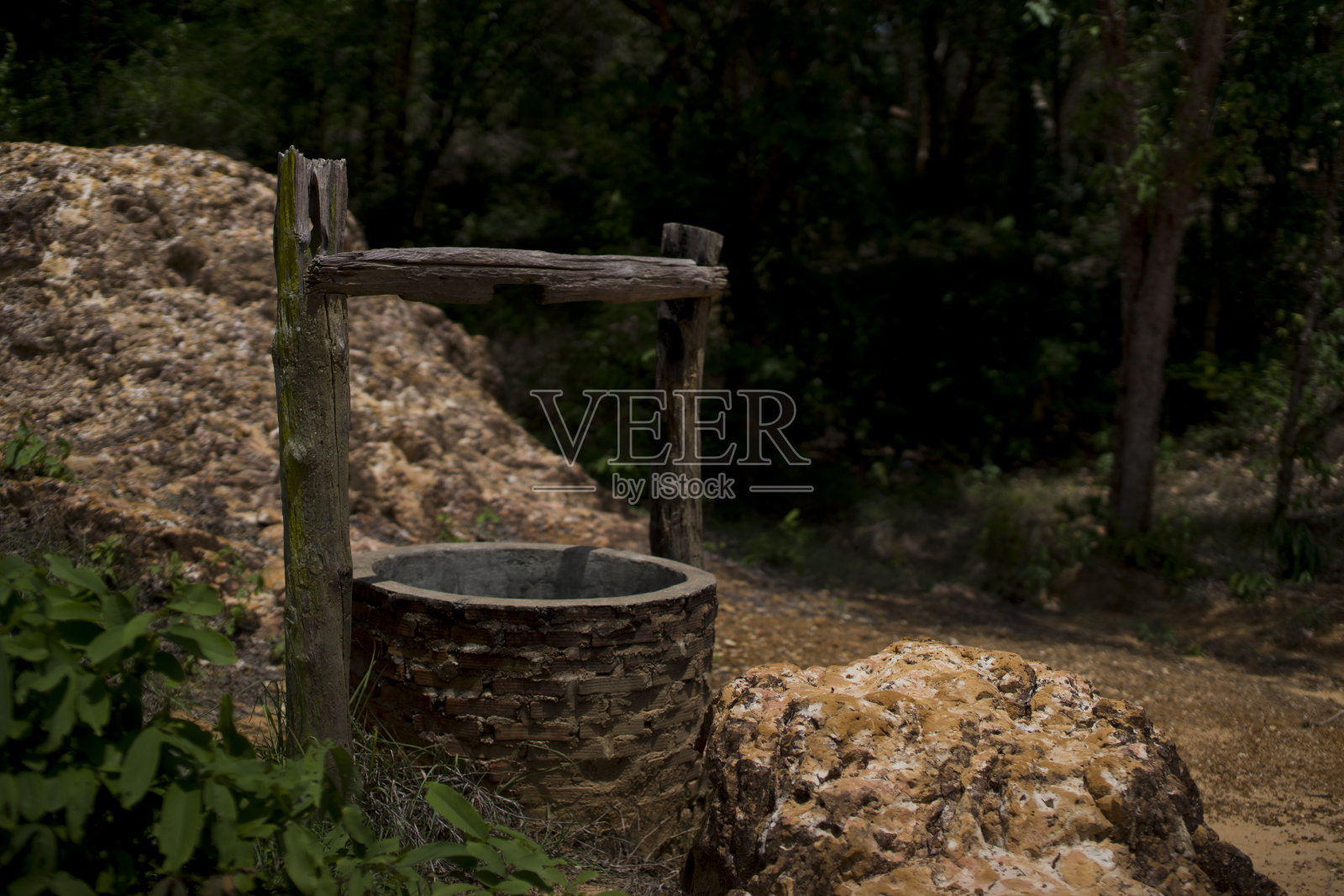 古代承压井照片摄影图片