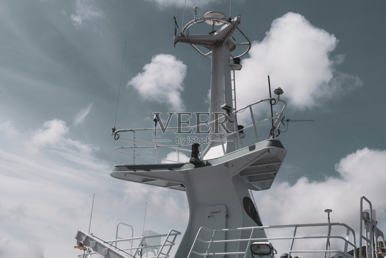 现代拖网渔船上的乌鸦的下一个和桅杆照片摄影图片