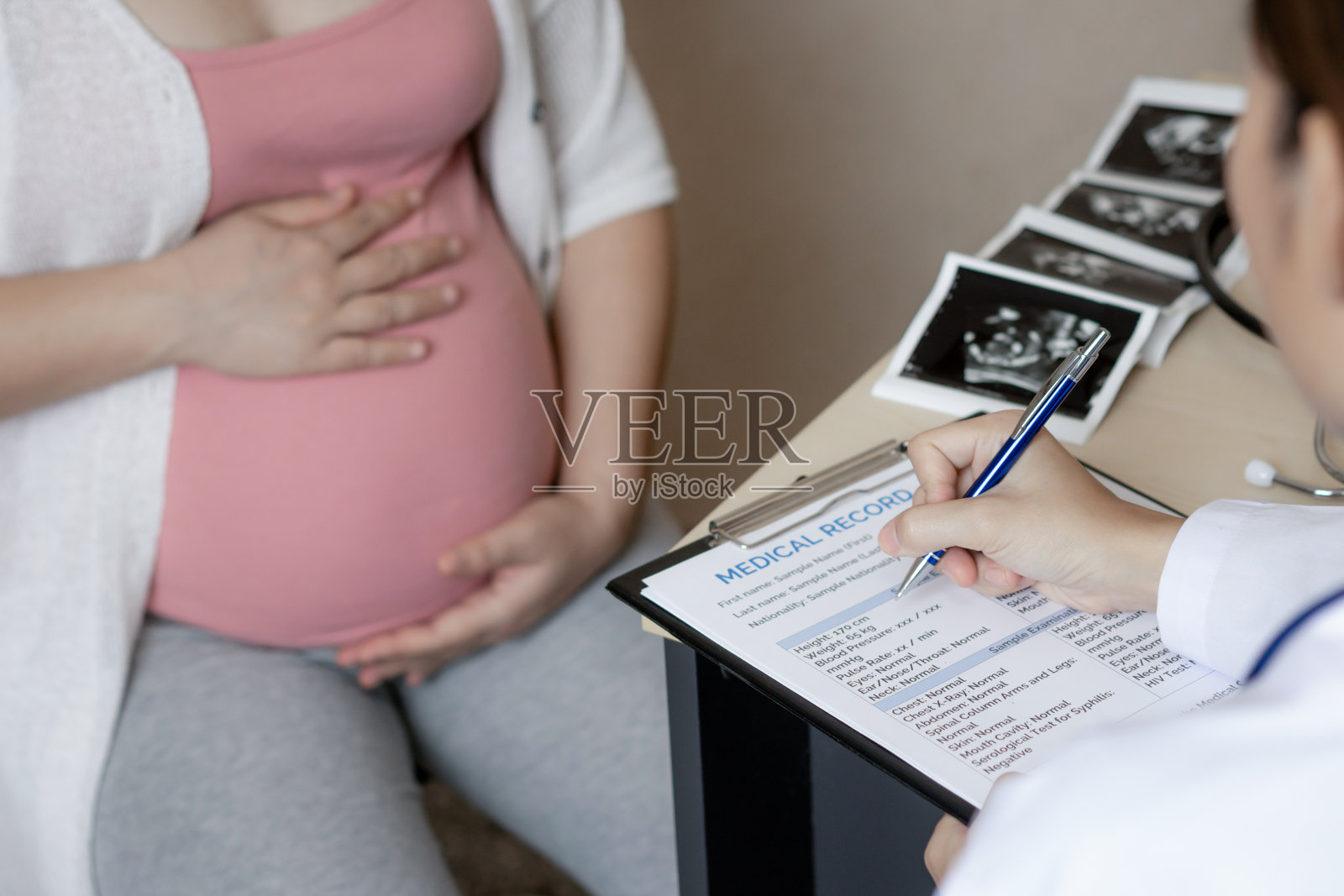 孕妇和妇科医生在医院照片摄影图片