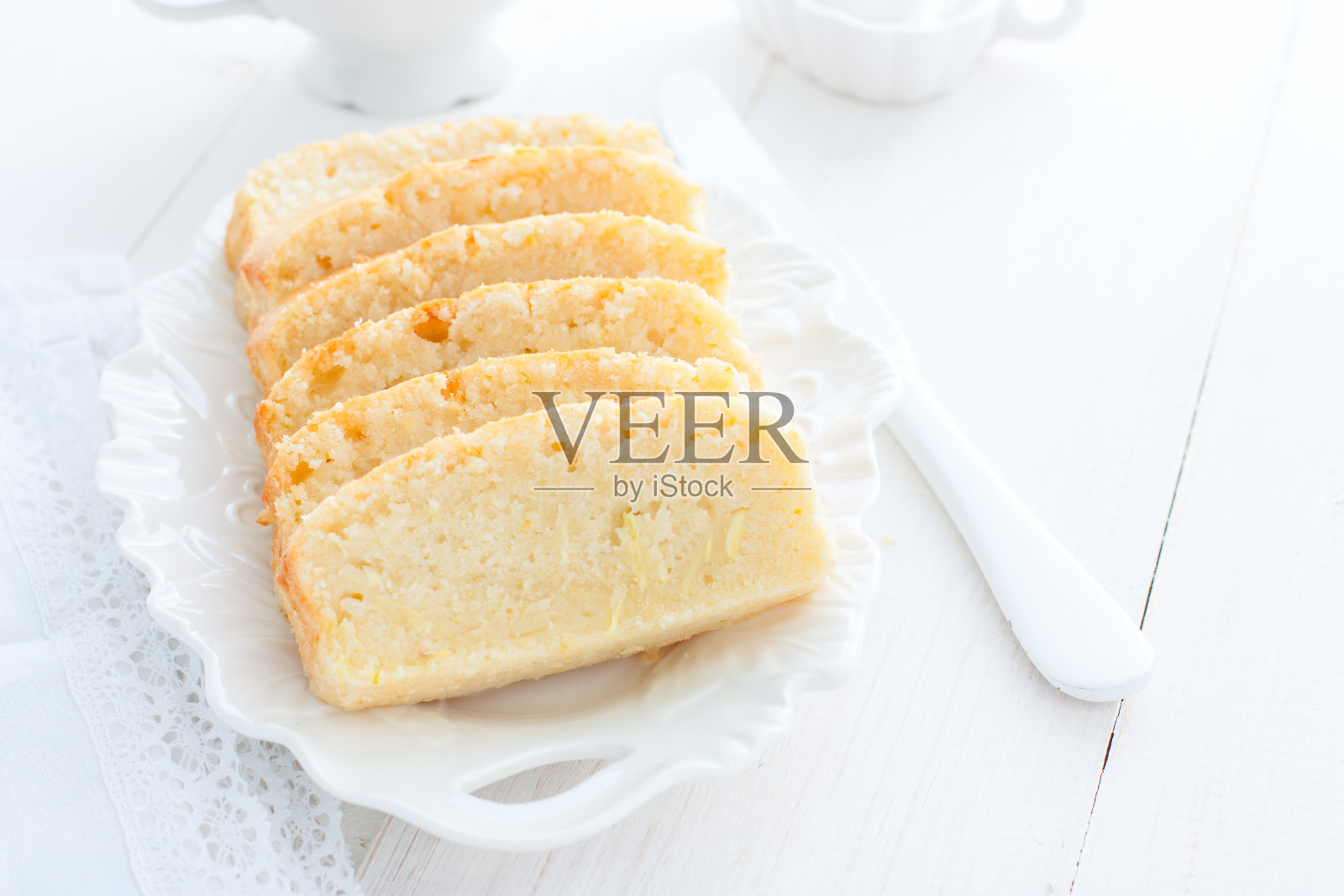 柠檬西葫芦纸杯蛋糕，在一个白色的盘子上切成小块，有选择的焦点照片摄影图片