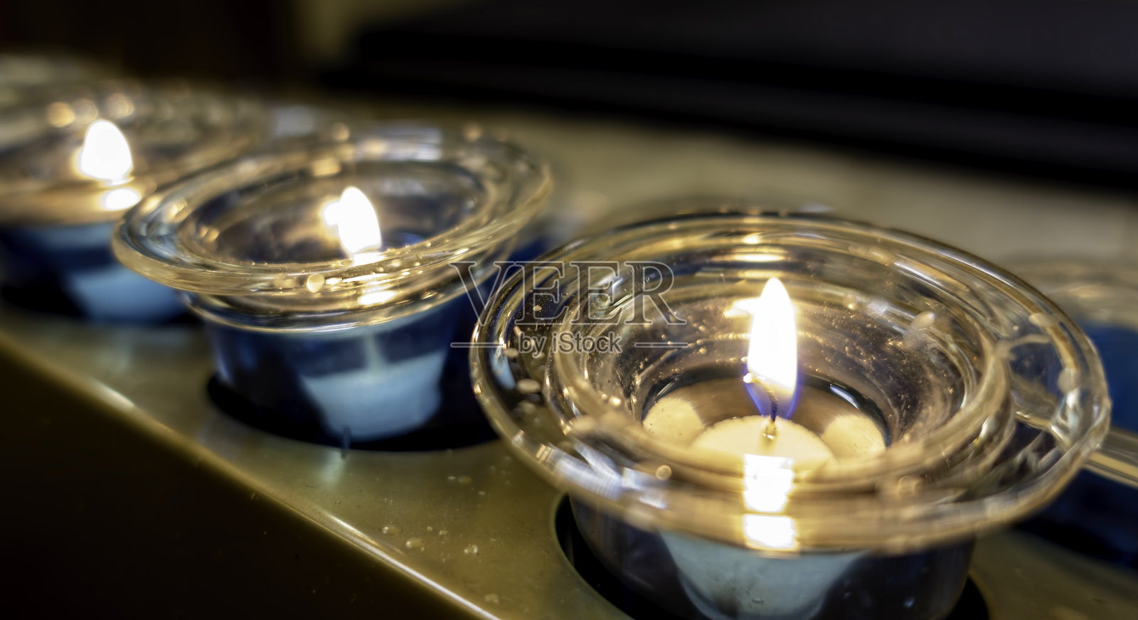 近距离观看一系列虔诚的茶灯蜡烛照片摄影图片