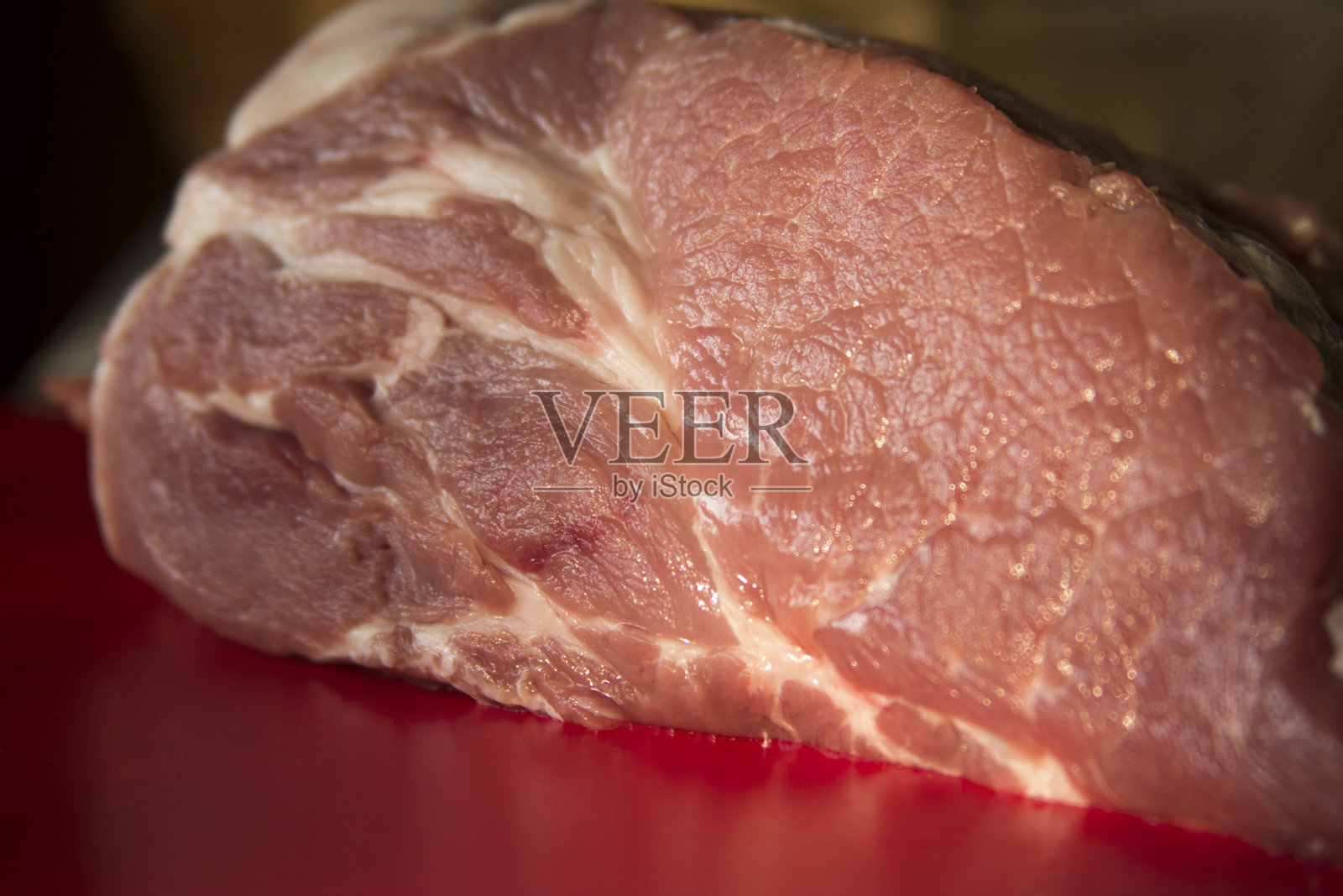 多汁美丽的鲜肉在红色背景照片的文字照片摄影图片