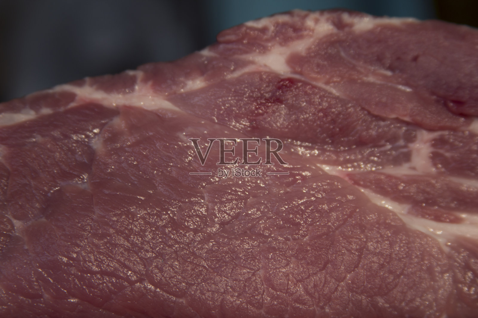 多汁美丽的鲜肉在红色背景照片的文字照片摄影图片