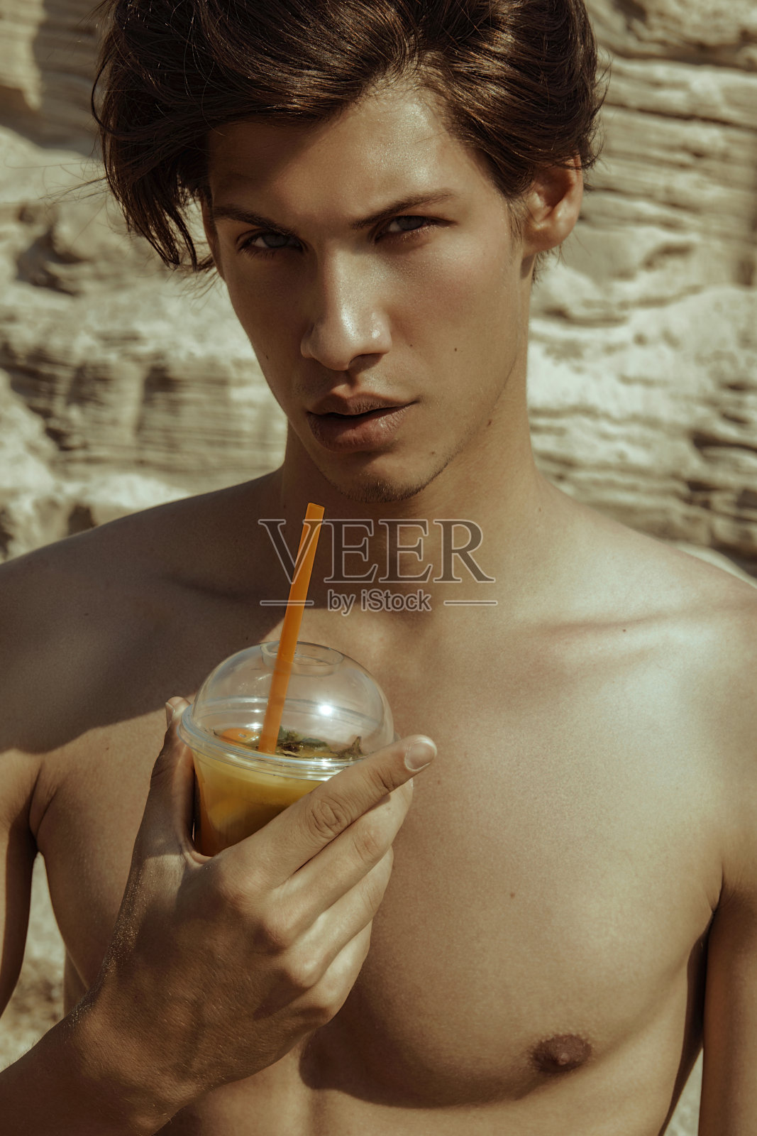 沙滩日落：健壮男士，白色毛巾与条纹泳裤照片摄影图片