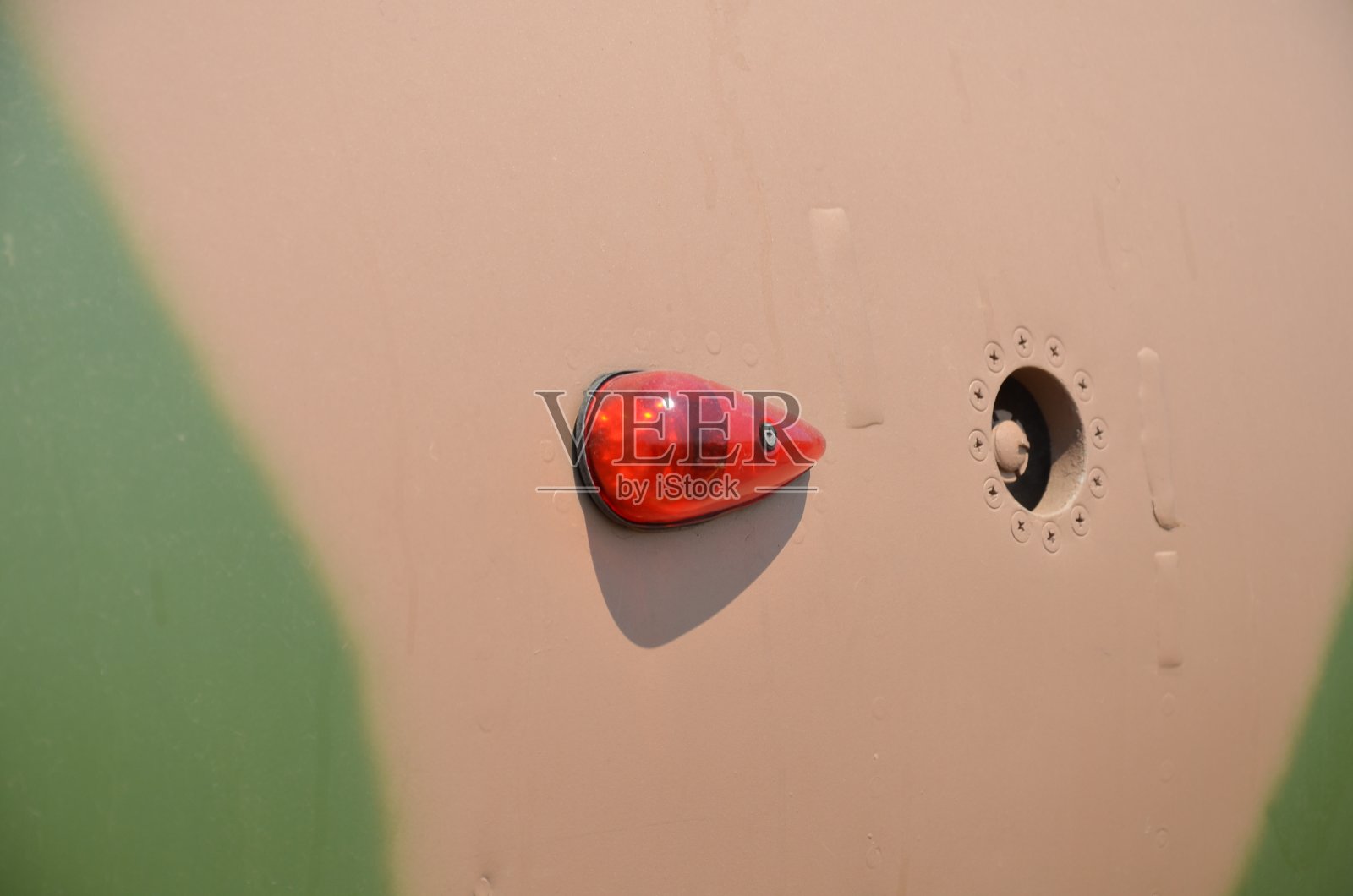 军用直升机伪装。军用飞机细节伪装。使用面板线和渐变颜色查看机身照片摄影图片