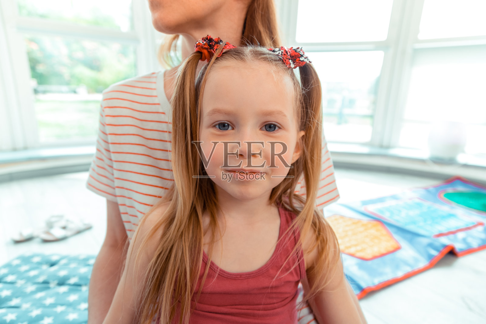 漂亮的蓝眼睛女孩向你微笑照片摄影图片