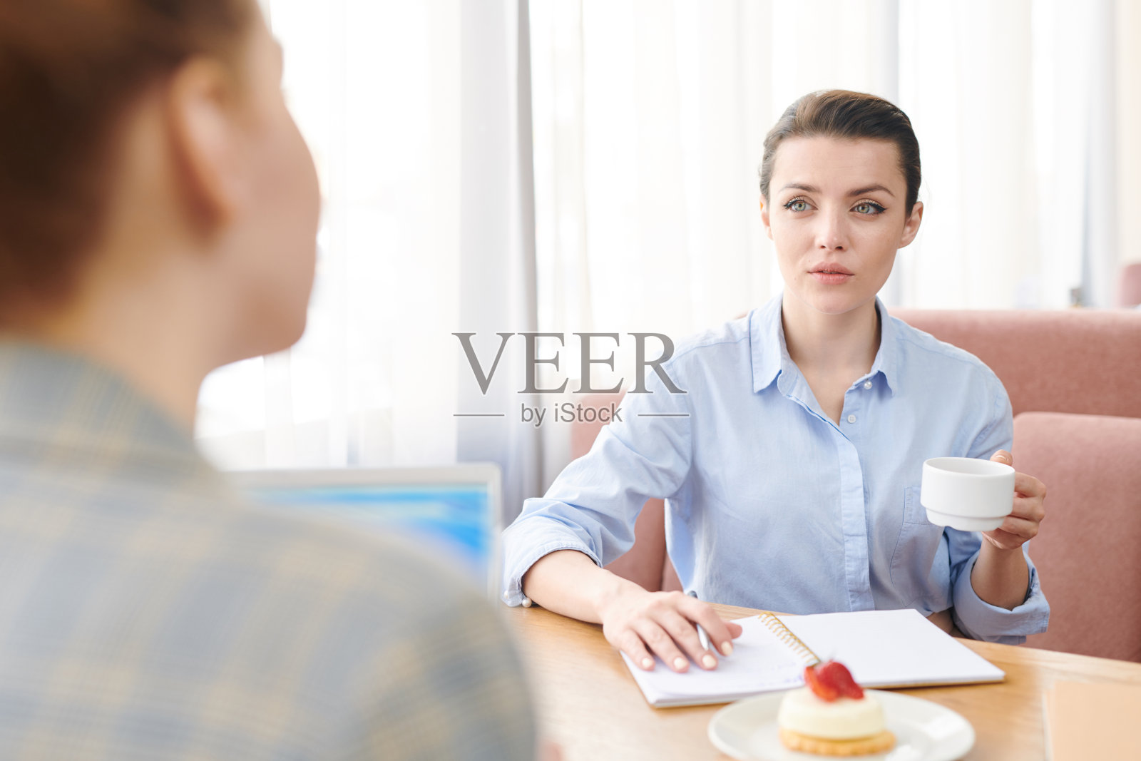 边喝咖啡边谈生意照片摄影图片