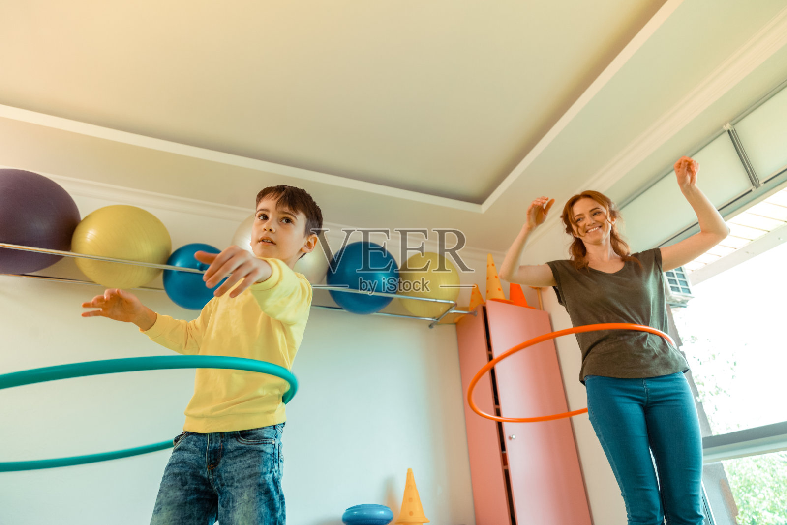 一个快乐的女人在展示如何旋转呼啦圈照片摄影图片