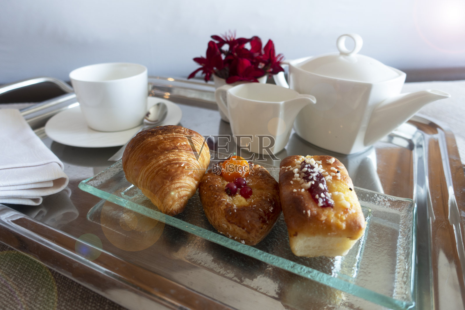 陶瓷咖啡套装，粉色花朵装饰的糕点和面包照片摄影图片