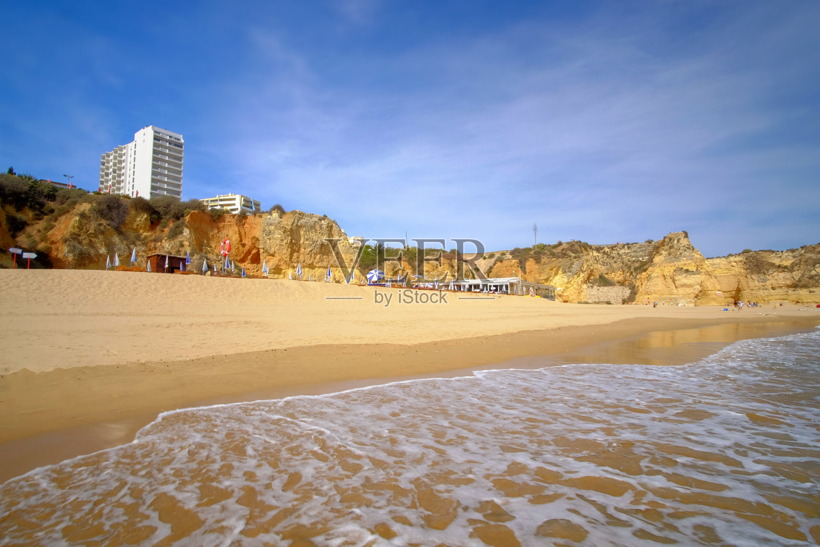 在海滩Careanosy和小镇Portimao的观点。在葡萄牙度假。照片摄影图片