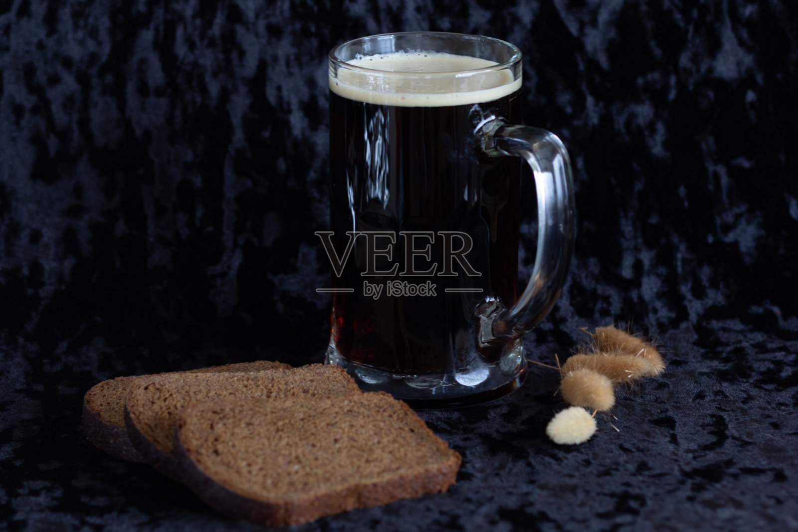 自制的俄罗斯传统饮料Kvas由黑麦面包在大玻璃杯照片摄影图片