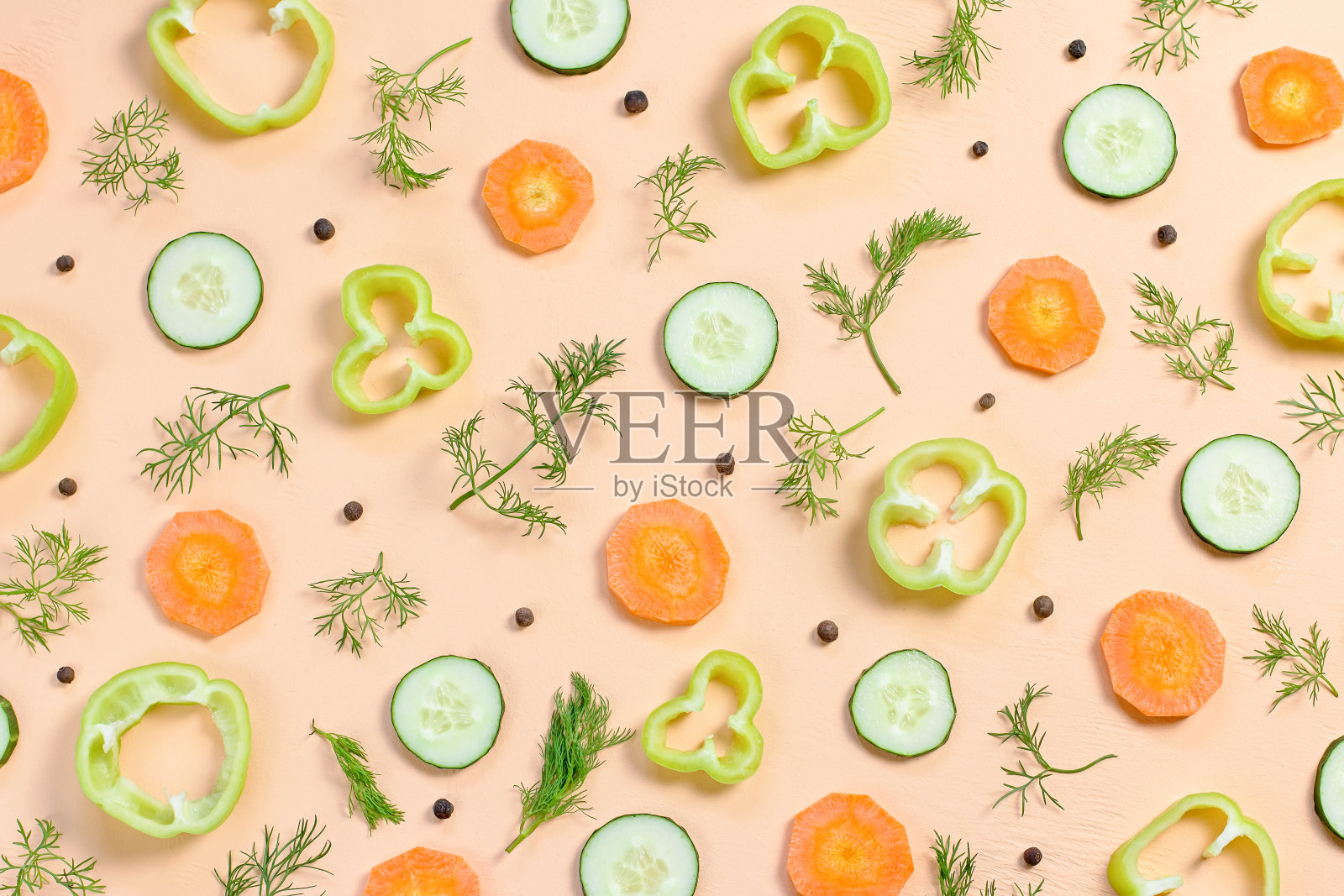 沙拉配料布局。搭配圣女果，胡萝卜，黄瓜，萝卜，蔬菜，胡椒和香料照片摄影图片