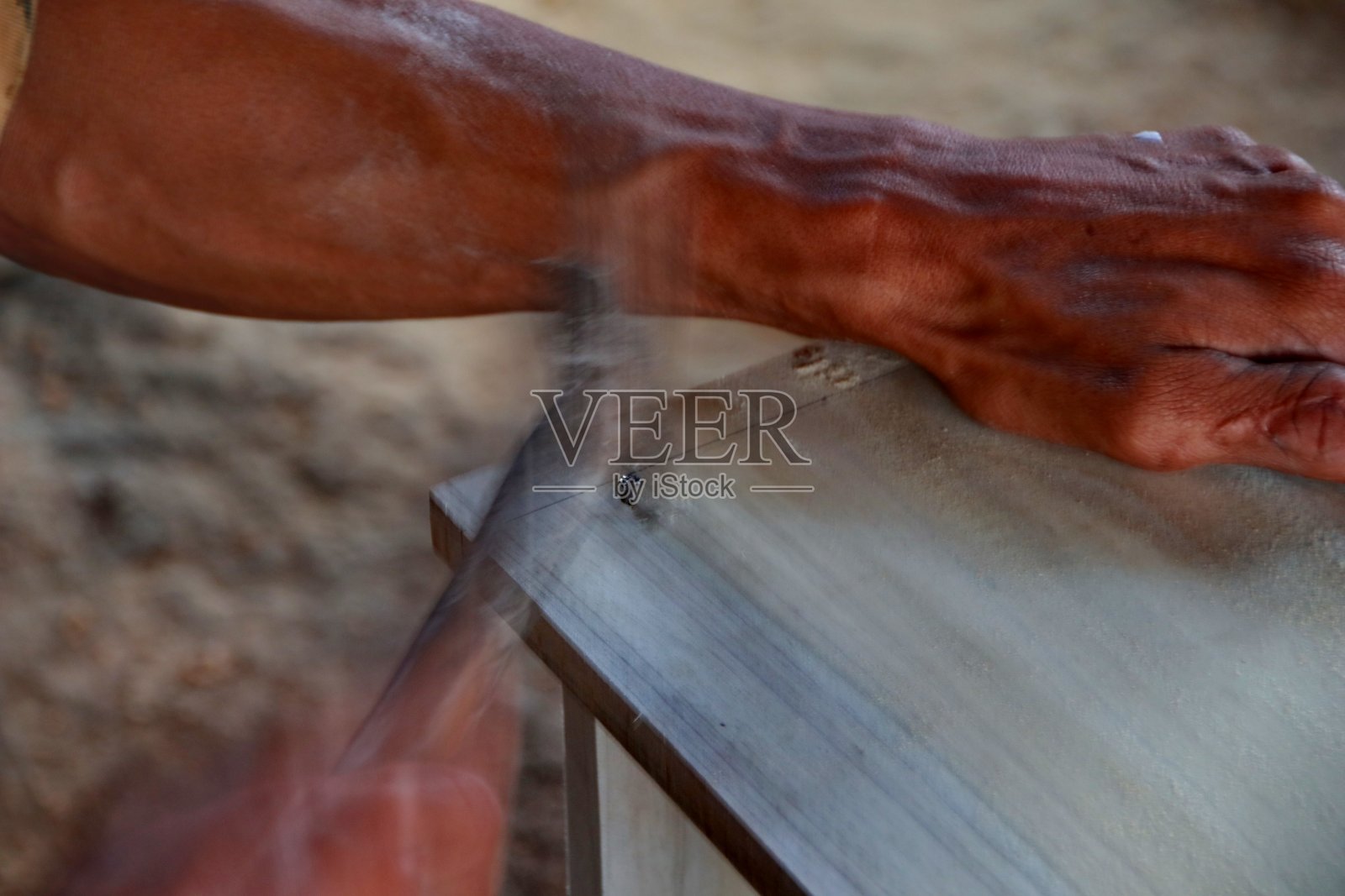 木匠在木工车间里加工木工机械照片摄影图片