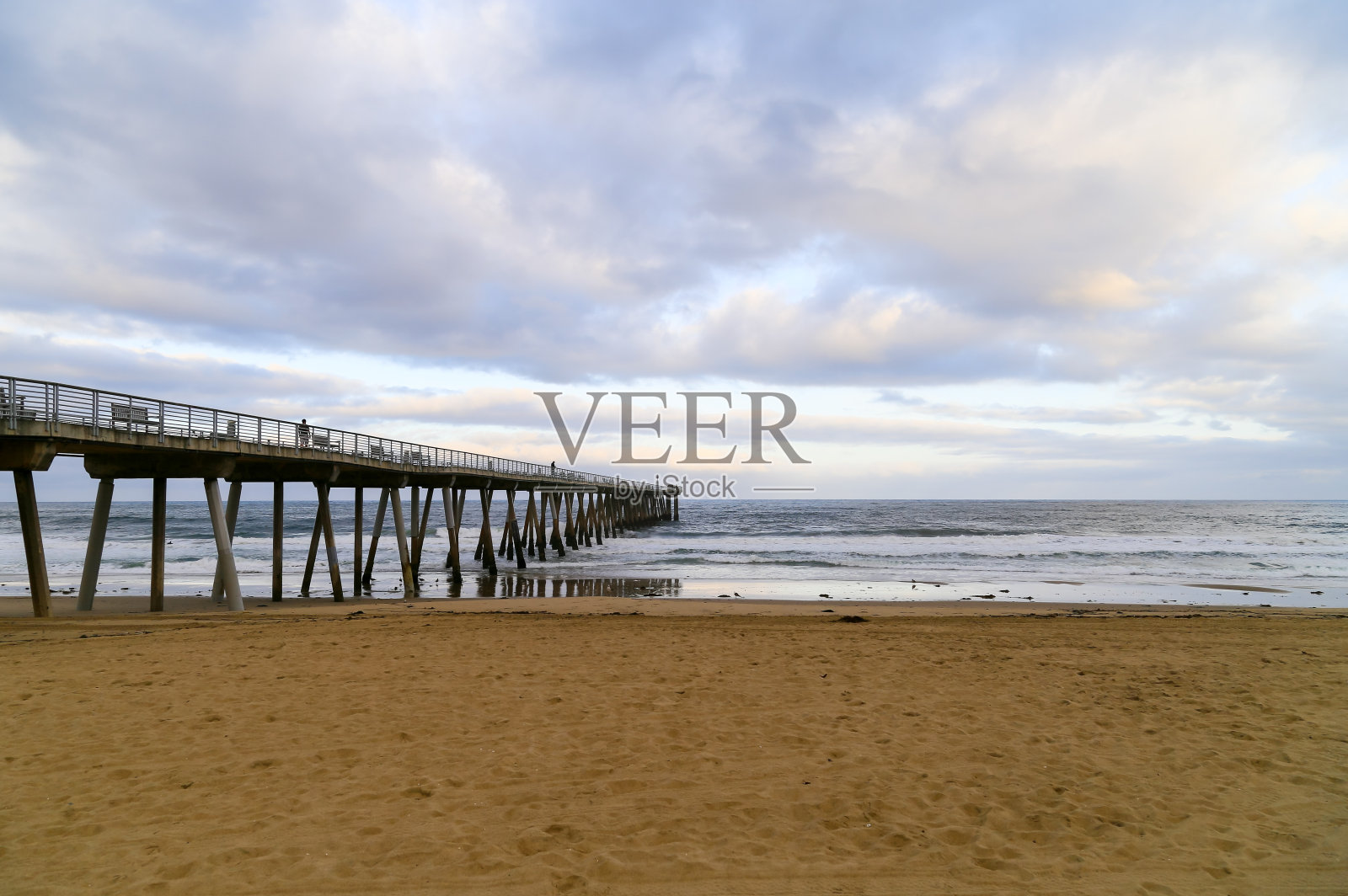 日出的赫莫沙海滩码头照片摄影图片