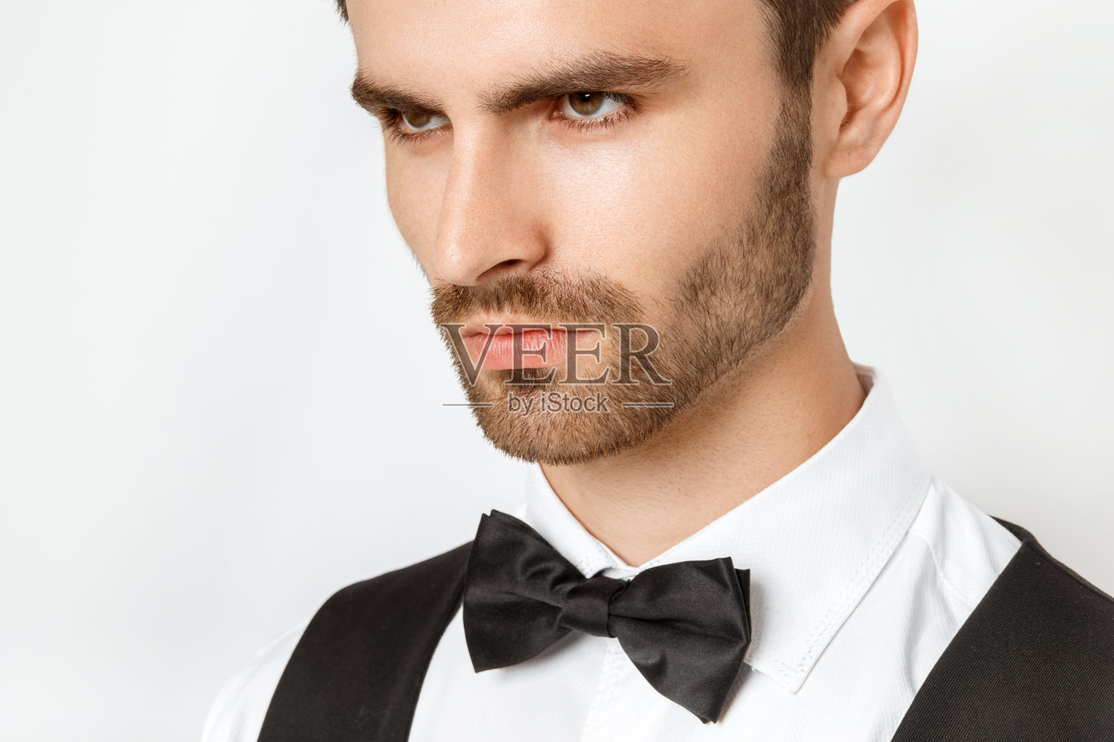 黑西装男士的健壮肌肉模型照片摄影图片