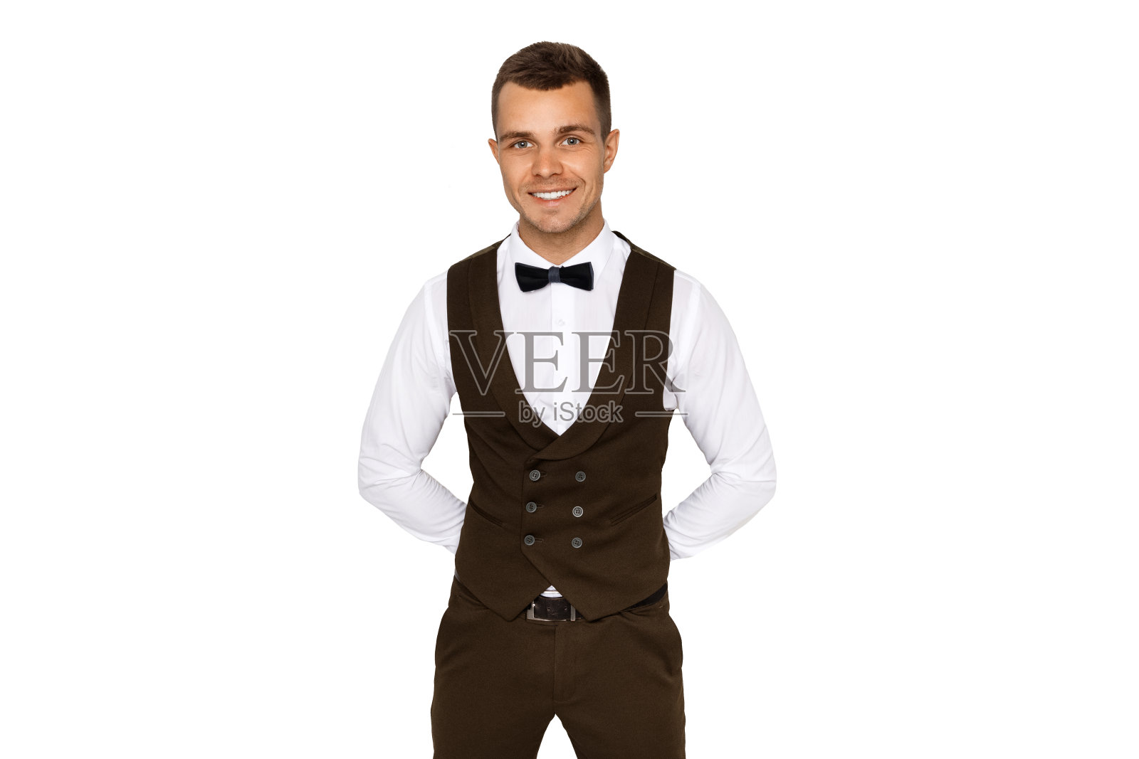 肌肉强壮美丽的脱衣舞男模特在黑色燕尾服，白色衬衫和黑色长裤西装在白色孤立的字体背景照片摄影图片