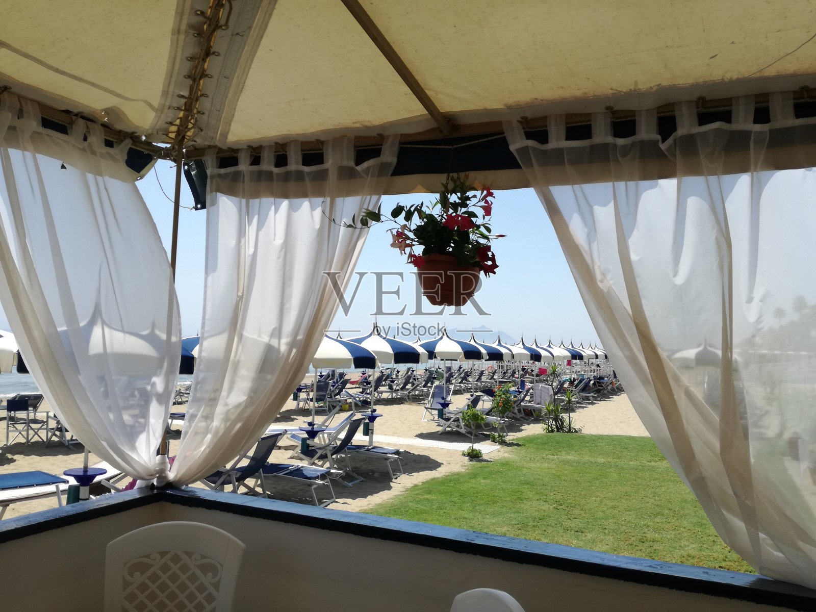 在海边放松照片摄影图片