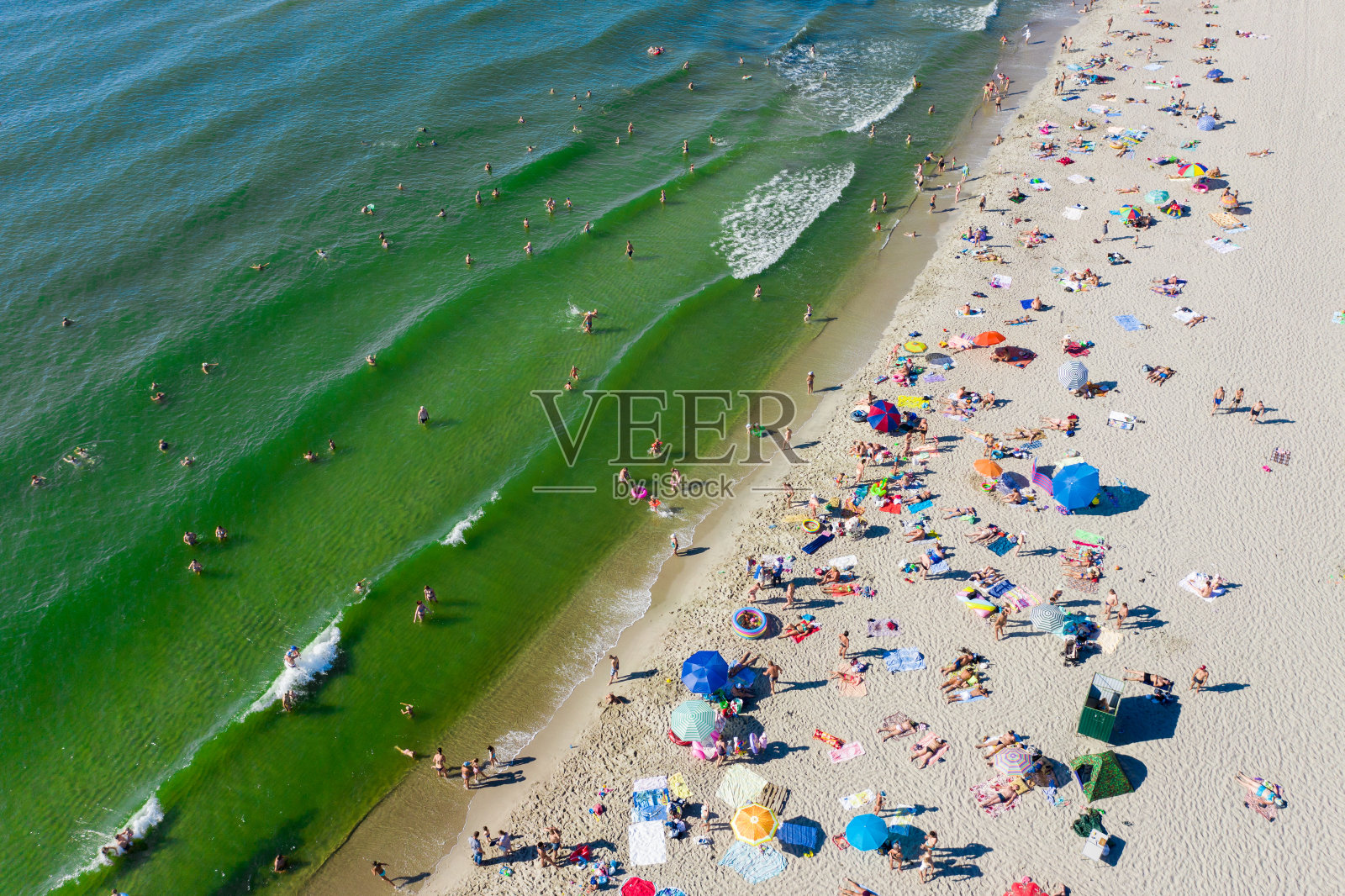 从上面看，这是波罗的海拥挤的海滩照片摄影图片