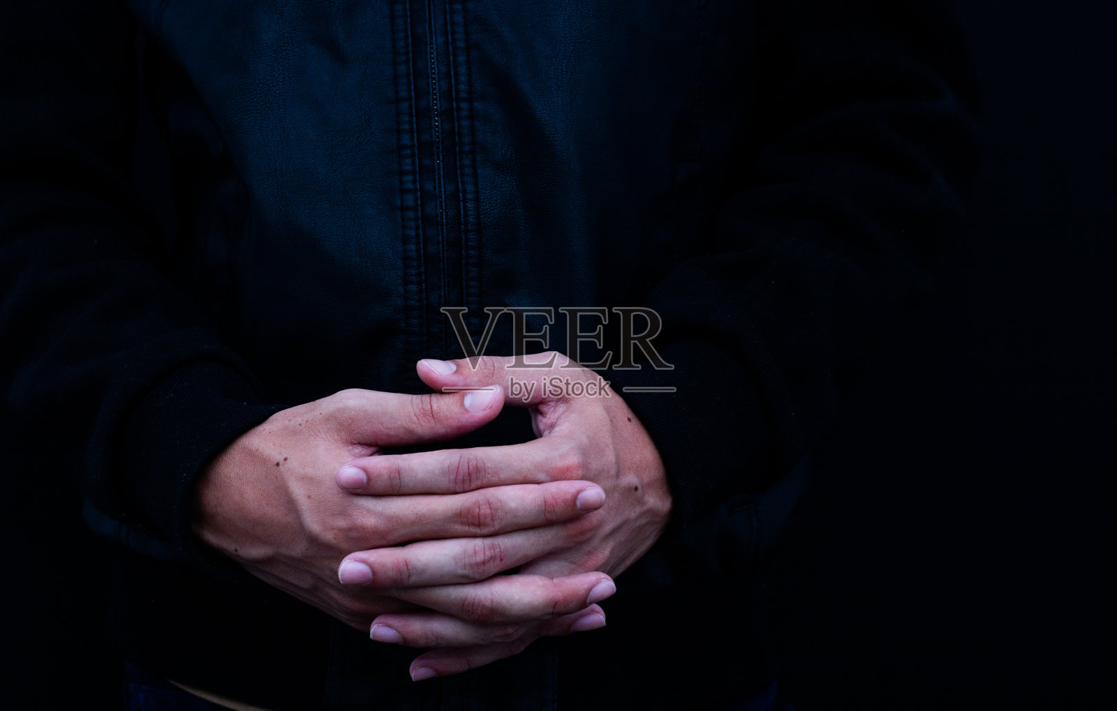 人在黑暗中孤立地思考着后果照片摄影图片