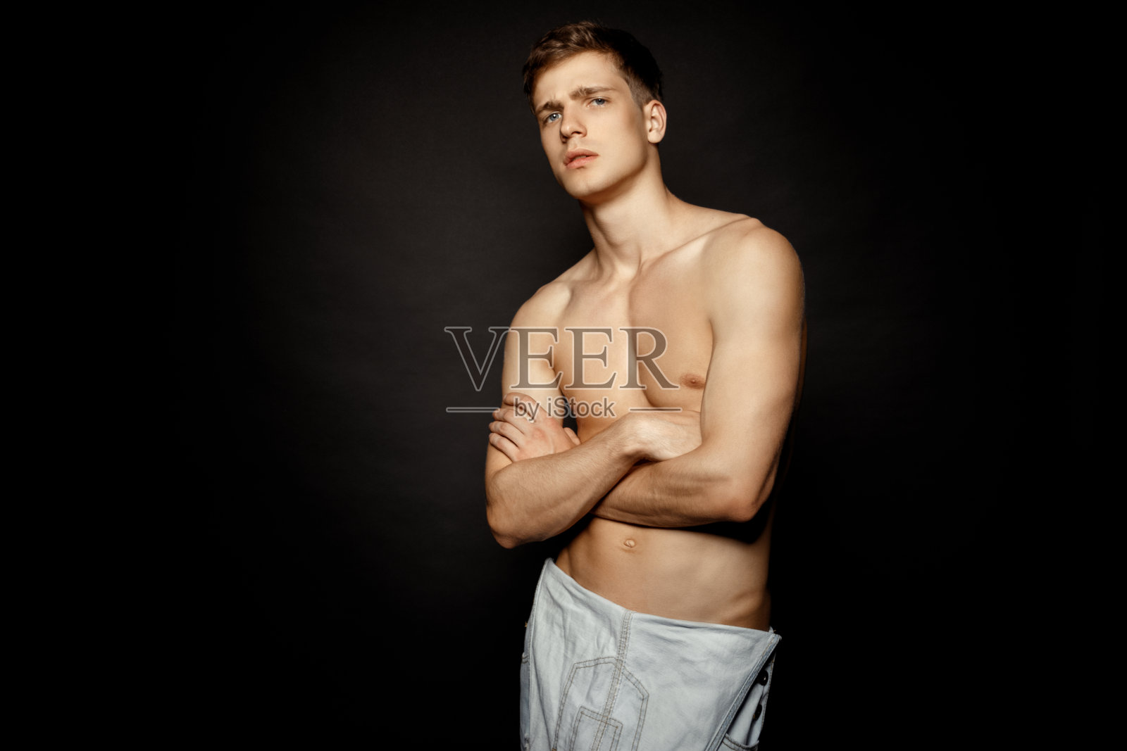 肌肉强壮美丽的男性模特在牛仔白色牛仔裤整体上黑色孤立的字体背景照片摄影图片