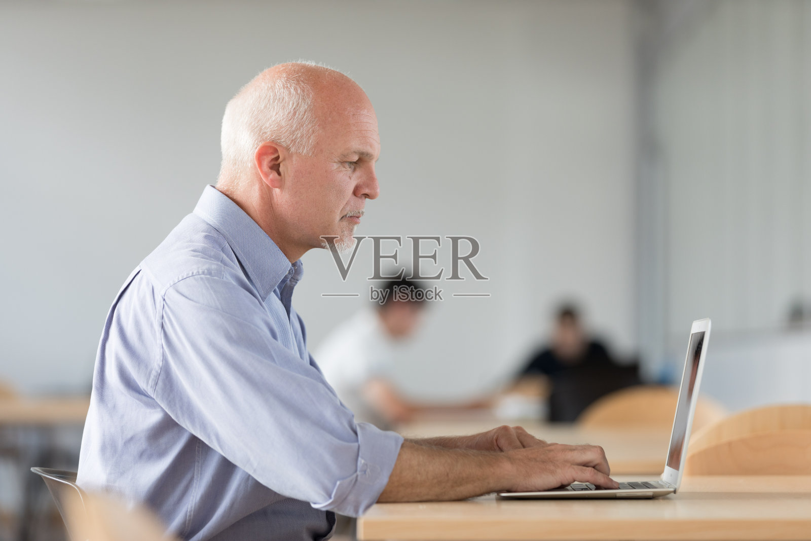 专注于工作的资深商人照片摄影图片