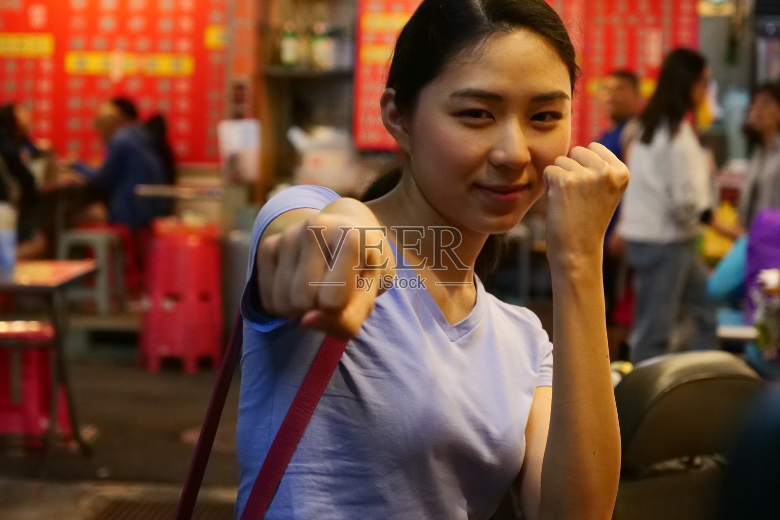 年轻女子在夜市散步照片摄影图片