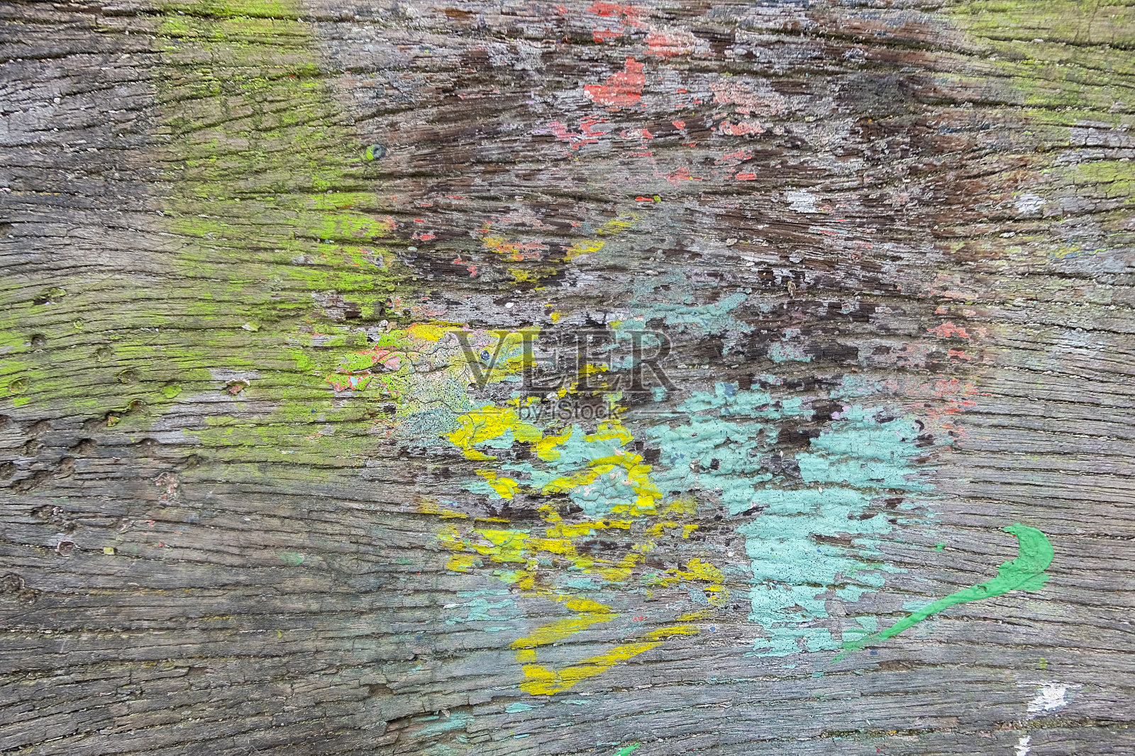 彩色油漆溅在旧木凳表面照片摄影图片