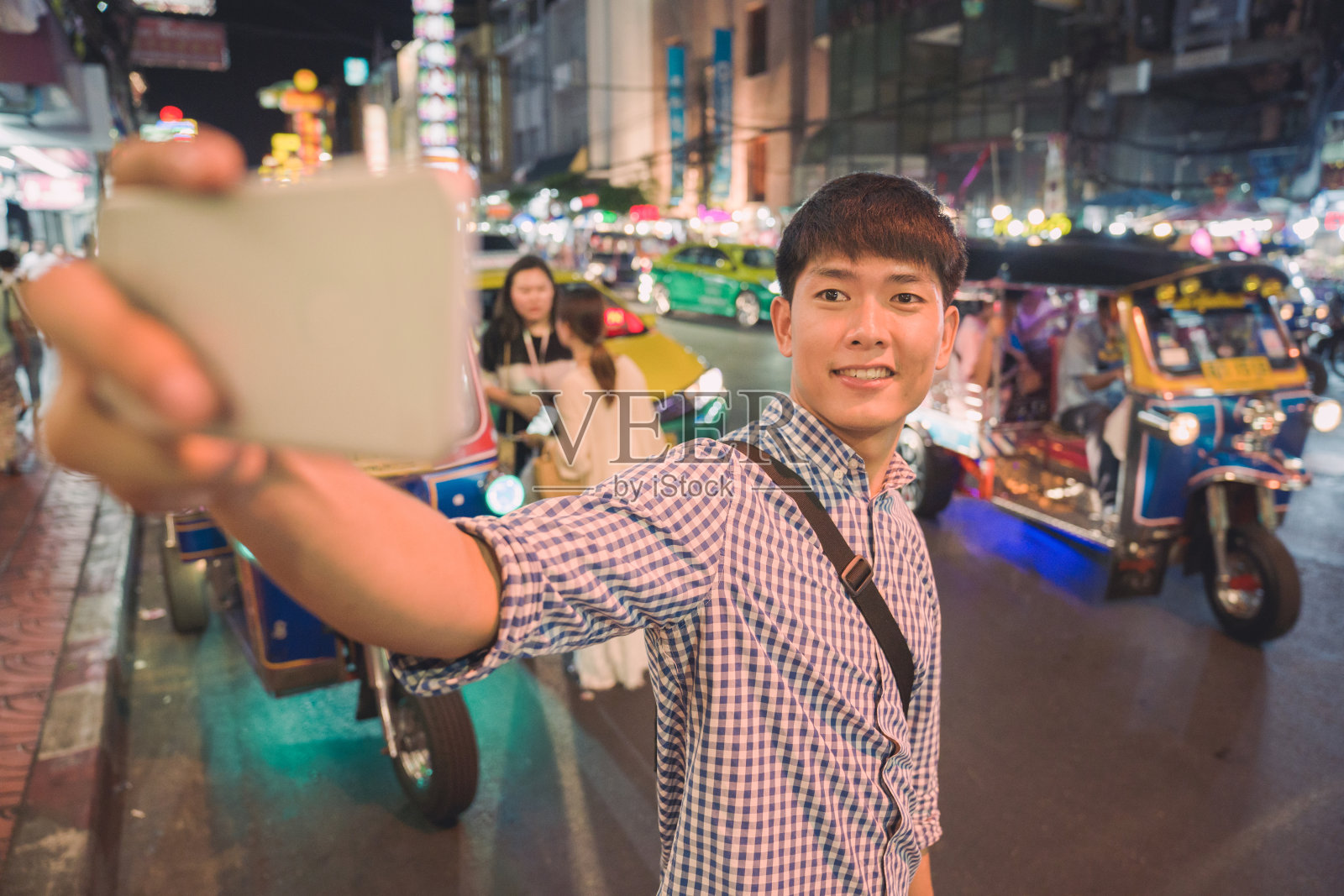 年轻的亚洲男人喜欢在泰国曼谷的中国城Yaowarat街旅游照片摄影图片