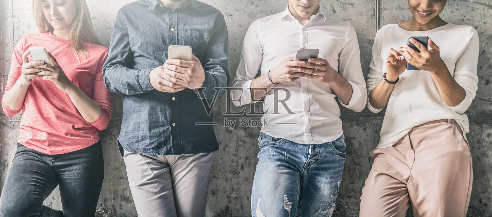 人们使用智能手机。照片摄影图片