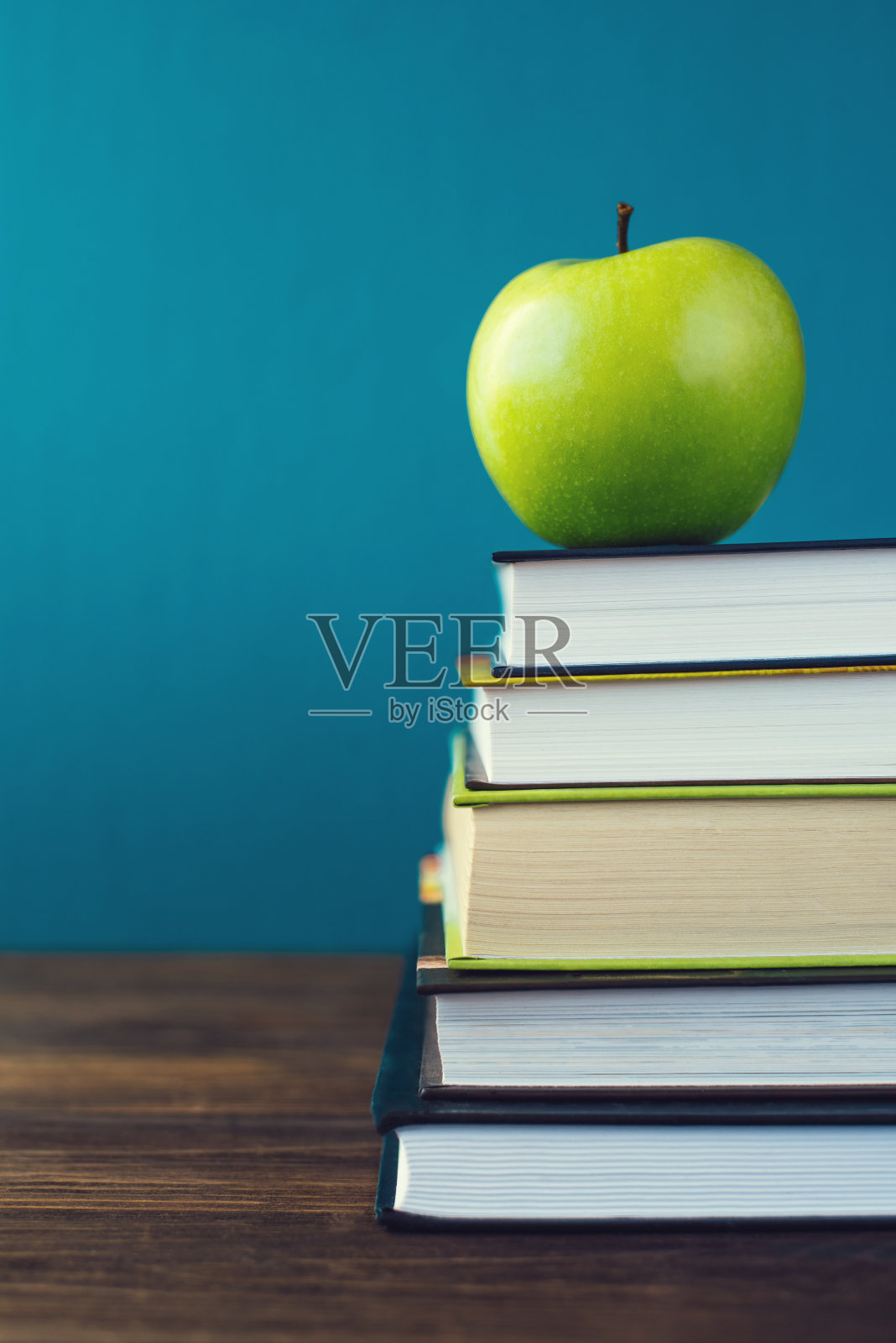课桌上有苹果的课本照片摄影图片