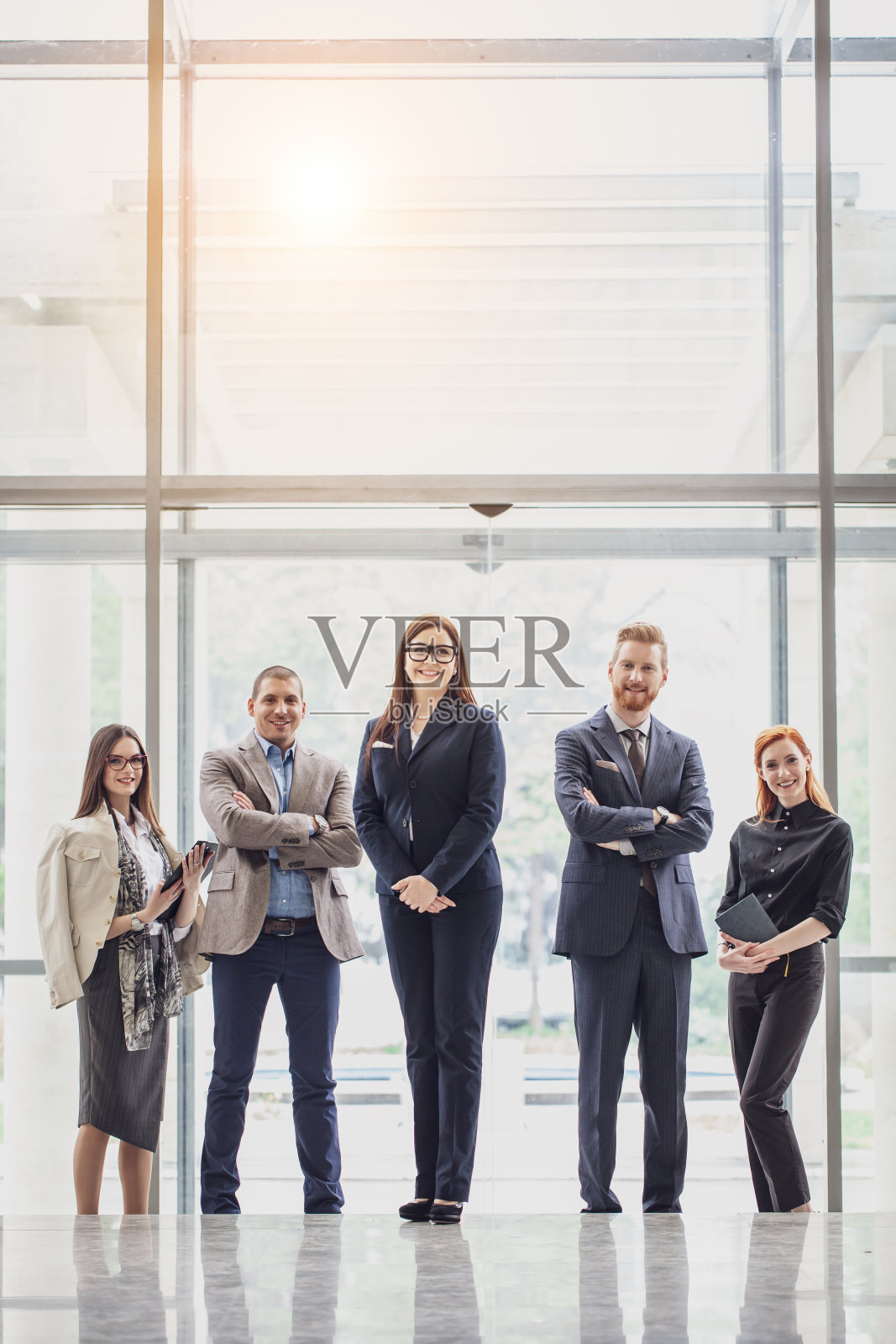 商务人士在工作简报照片摄影图片