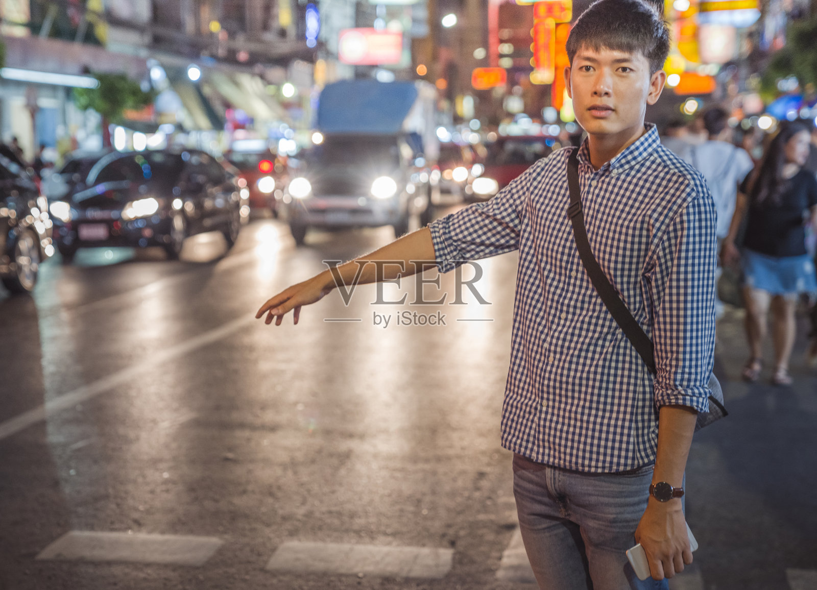 年轻的亚洲男人喜欢在泰国曼谷的中国城Yaowarat街旅游照片摄影图片