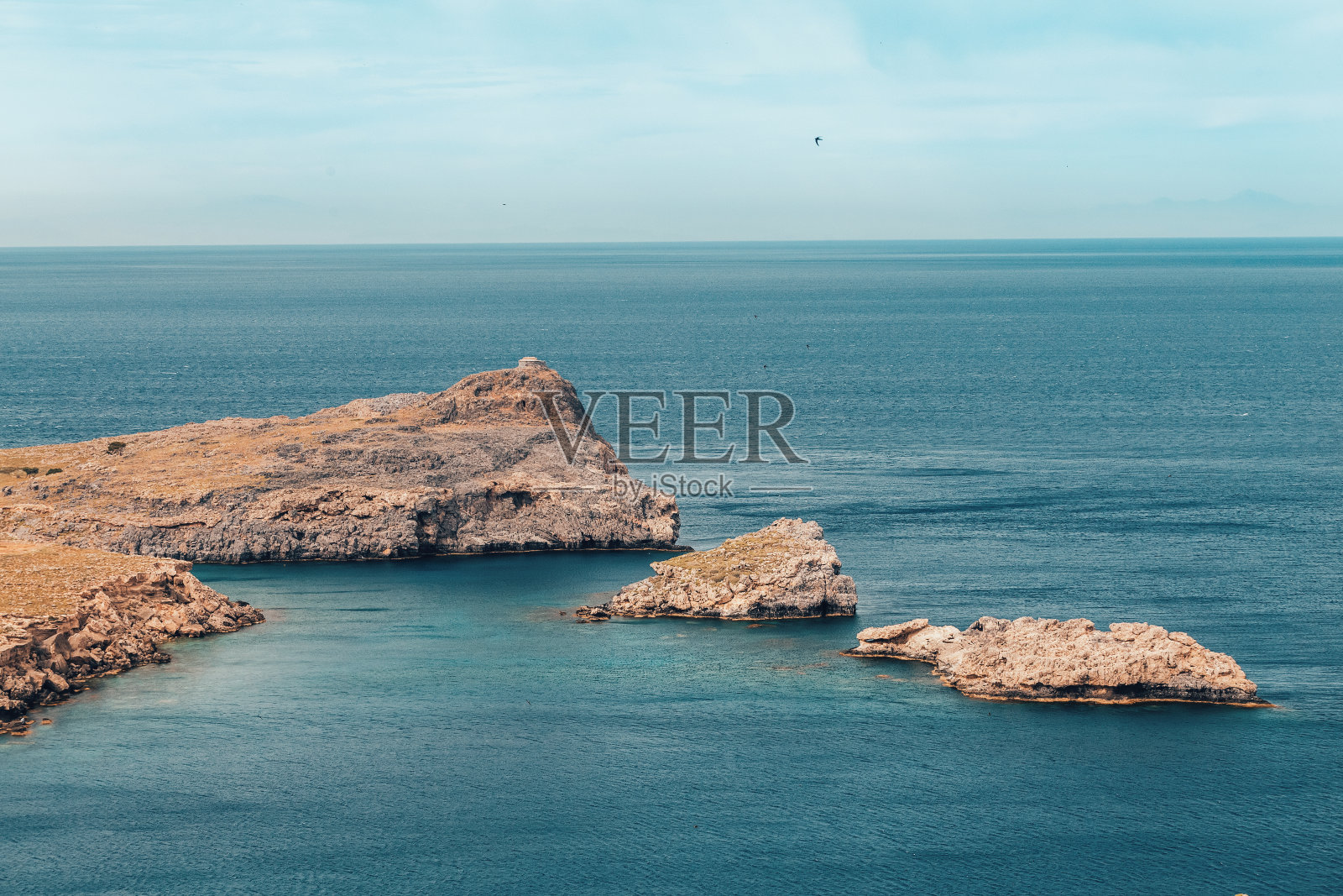 从空中俯瞰无边大海中的岩石岛屿照片摄影图片