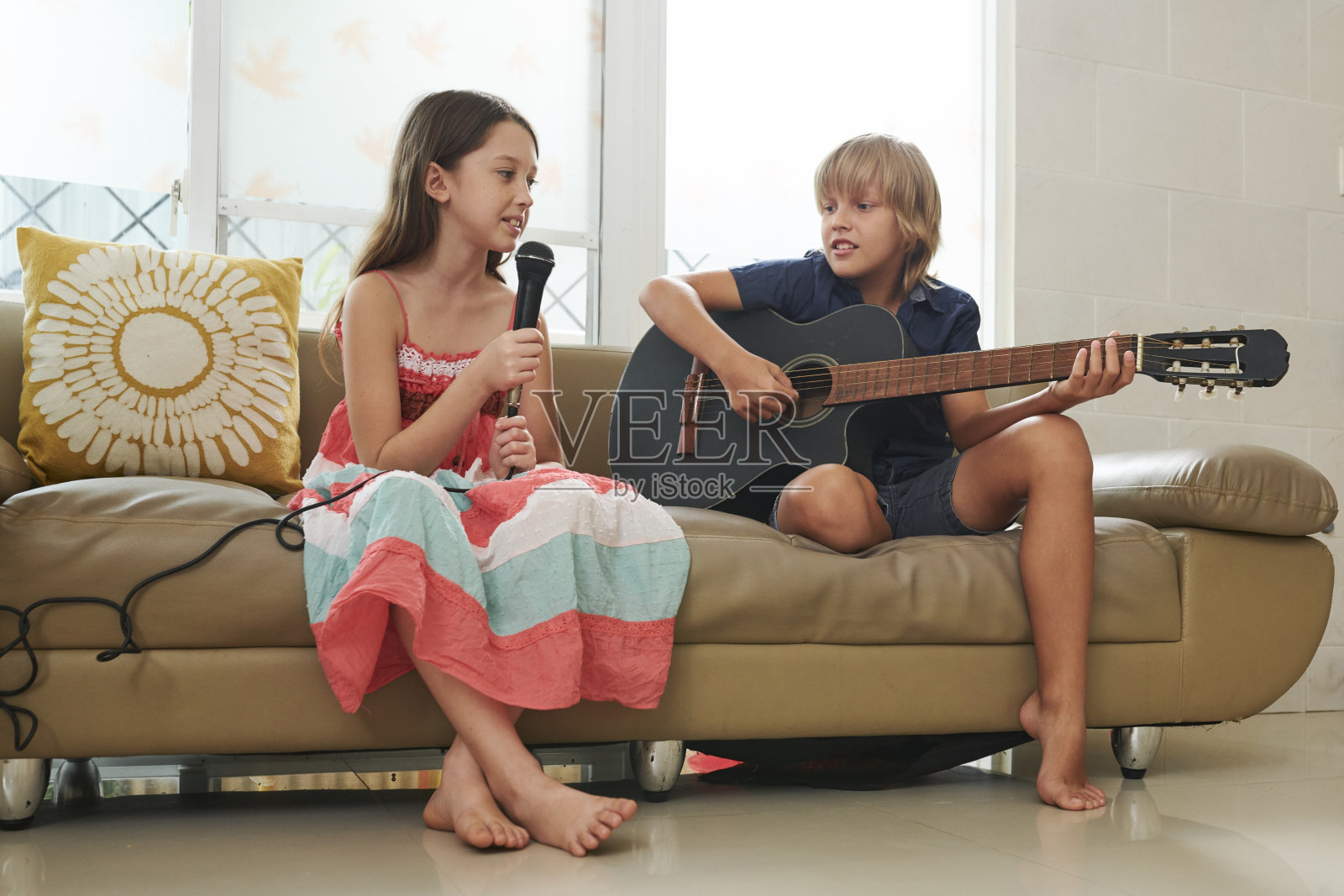 孩子们弹吉他，唱歌照片摄影图片