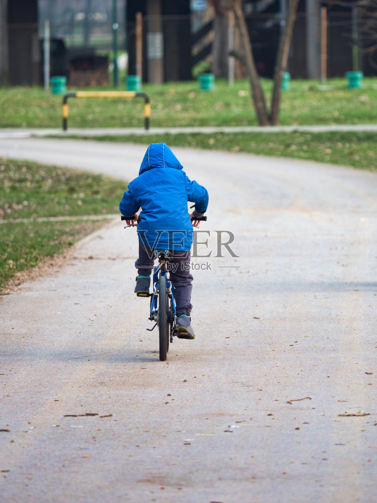 骑自行车的小男孩照片摄影图片