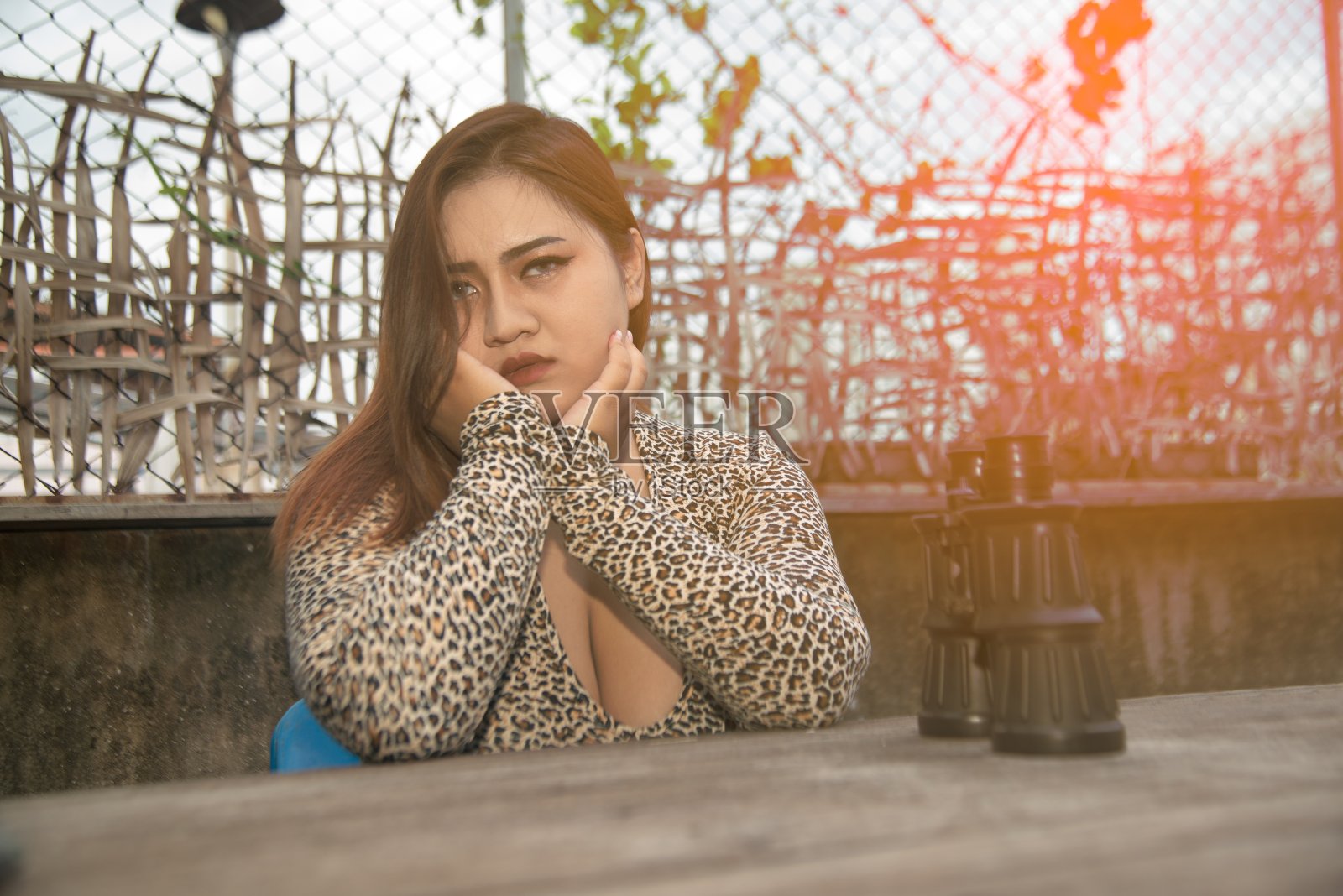 亚洲加号性感，肥胖和超重的女性摆姿势在椅子上。照片摄影图片