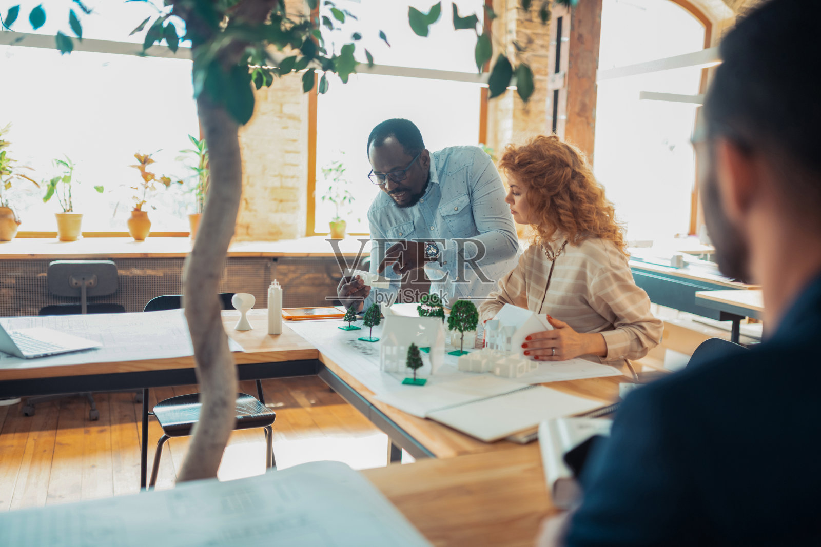 深色皮肤的胡须室内设计师与他的团队工作照片摄影图片