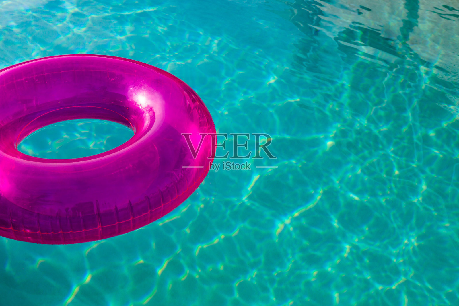 充气管漂浮在后院的游泳池照片摄影图片