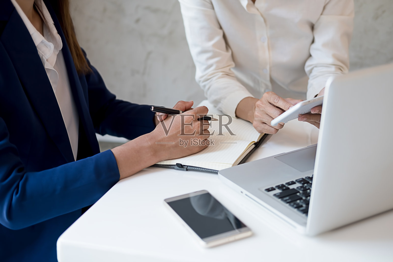 业务团队进行头脑风暴，讨论财务数据和报表图表。团队会议工作理念。照片摄影图片