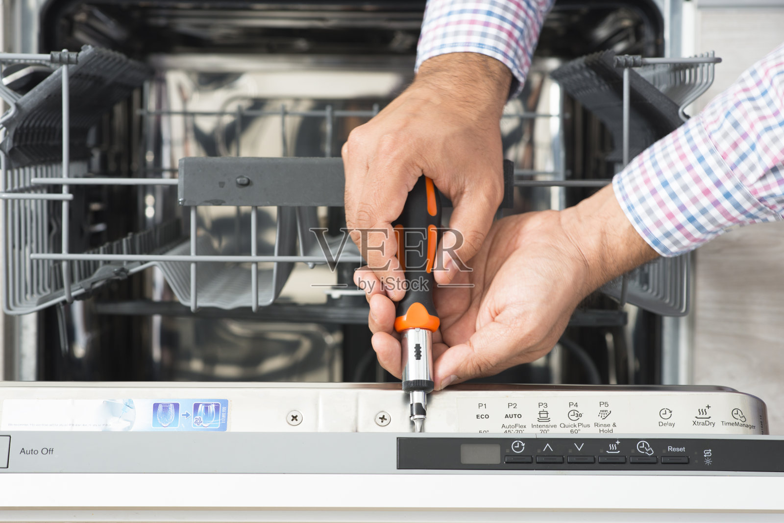 检查洗碗机的技术员或修理工照片摄影图片