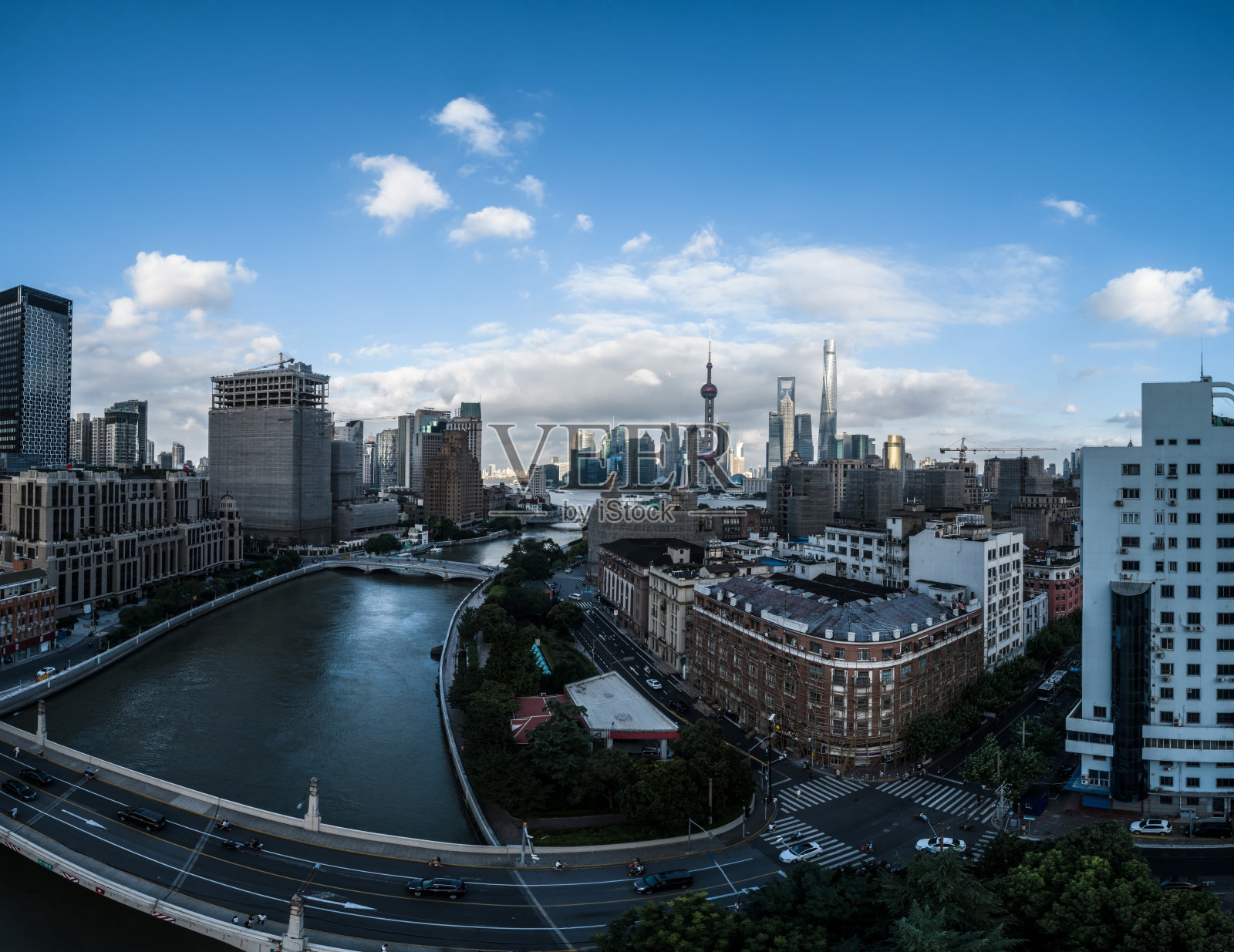 下午鸟瞰上海陆家嘴和黄浦江照片摄影图片