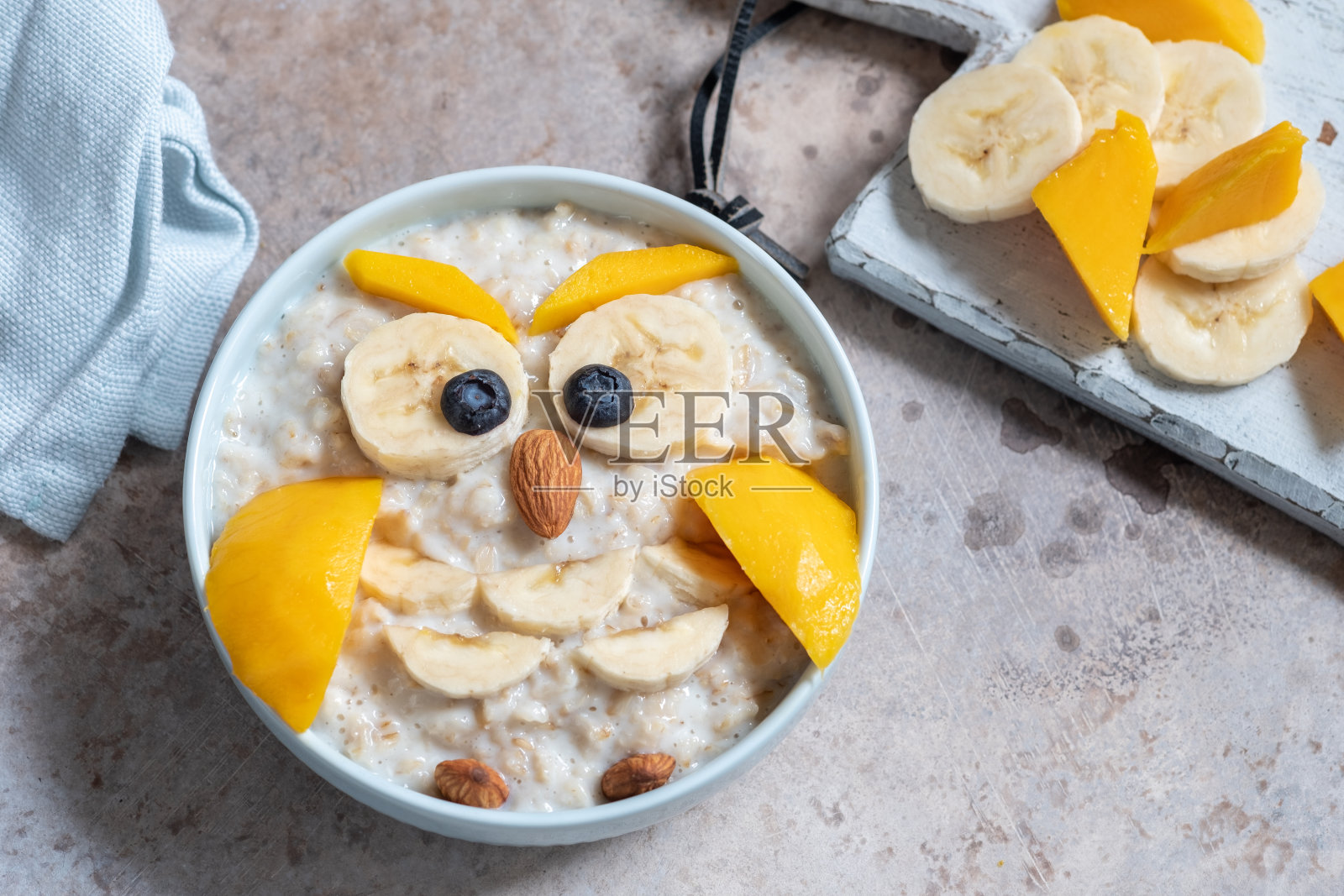 有趣的儿童早餐粥照片摄影图片