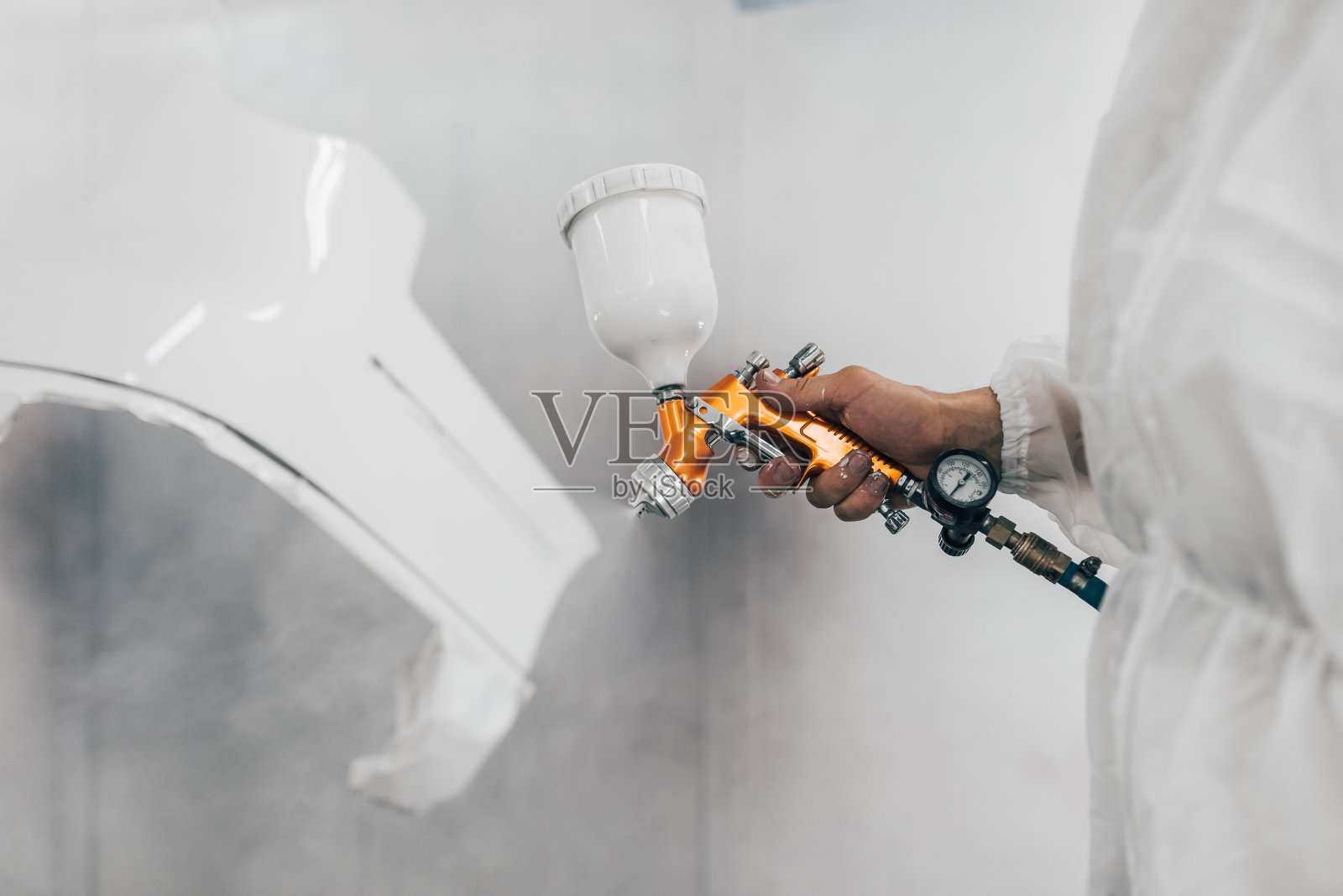 在一个房间里的汽车喷漆，特写。照片摄影图片