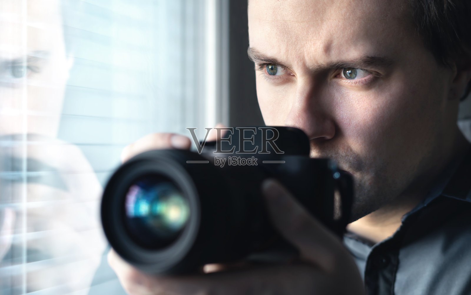 私家侦探、便衣警察、侦探、间谍或狗仔队用相机拍照。间谍或警察监视、调查或跟踪人们。间谍或监视的概念。照片摄影图片