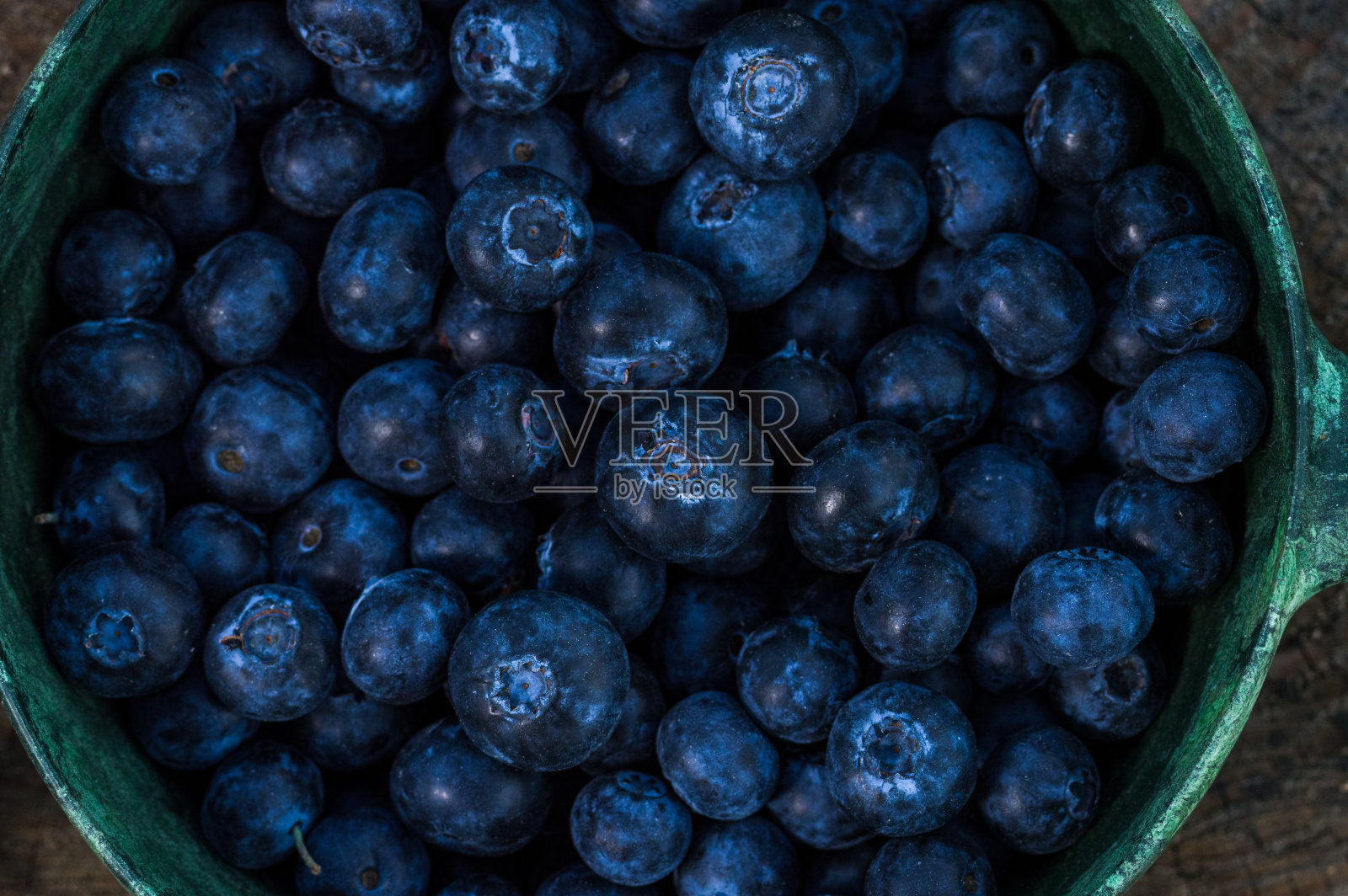蓝莓浆果特写镜头。浆果在碗里。照片摄影图片