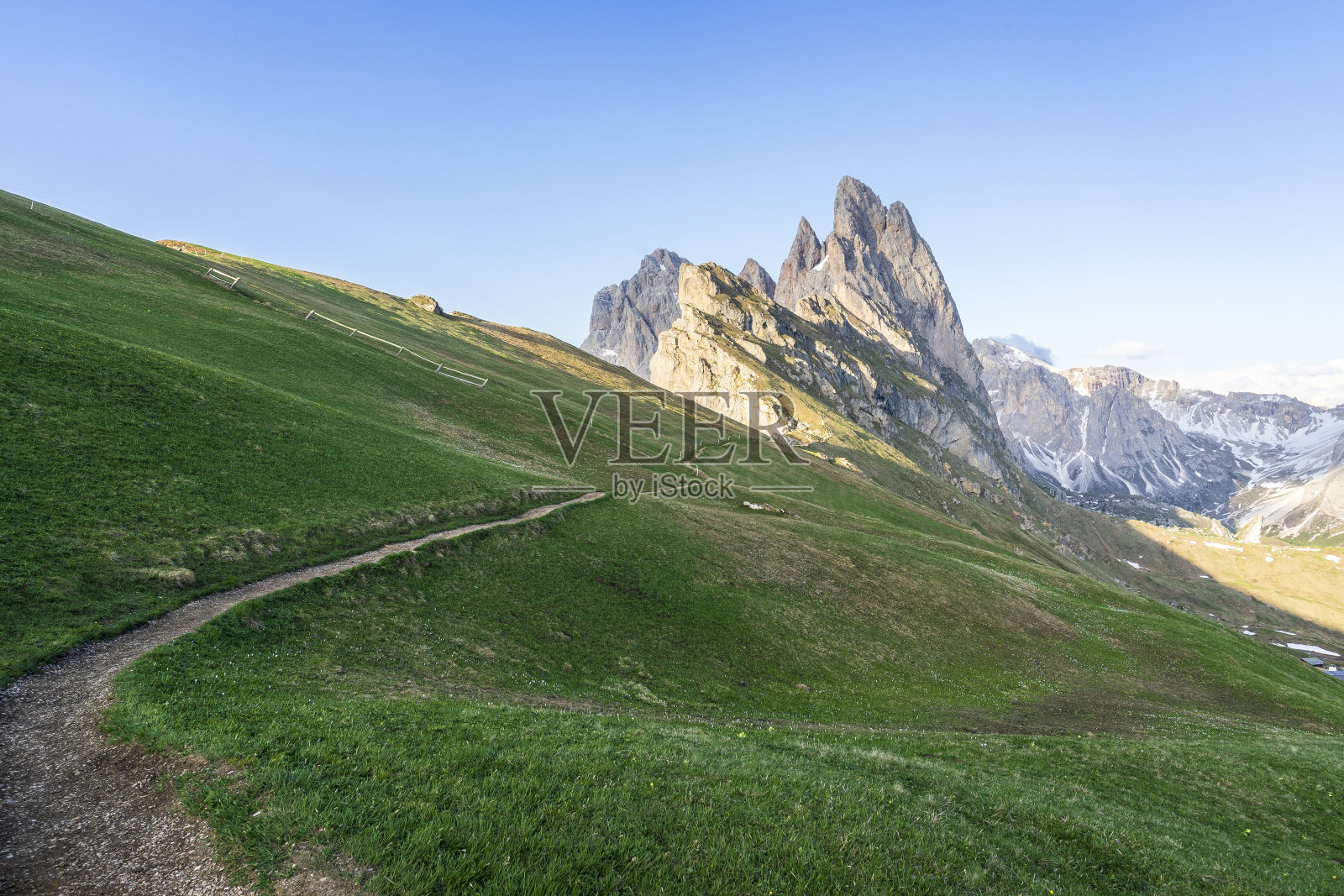 通往Seceda的山路。奥德尔山脉在白云石的观点。意大利。照片摄影图片